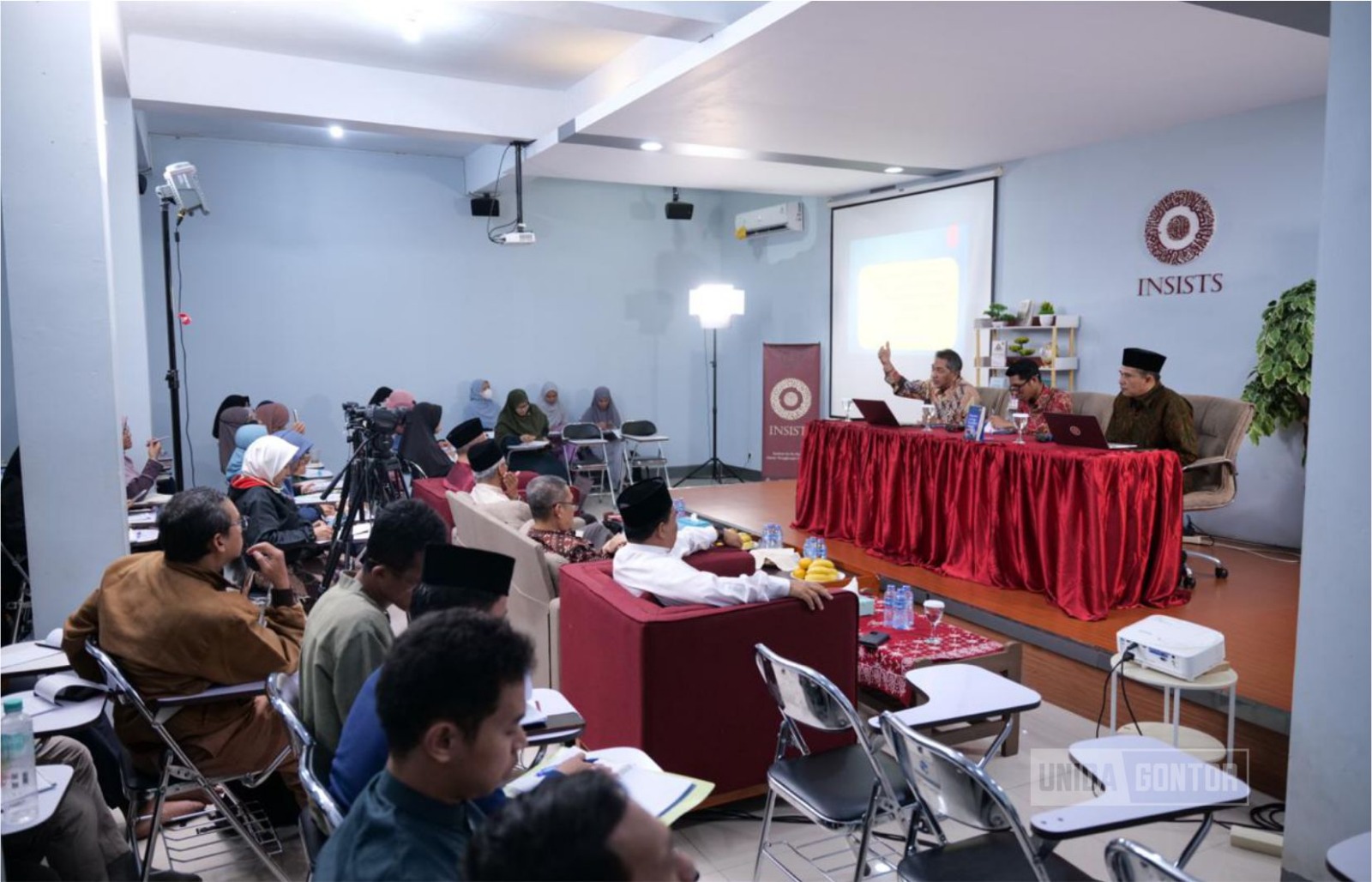 Rektor UNIDA Gontor Prof. Hamid Fahmy Zarkasyi menyampaikan pidato tentang pendidikan holistik pesantren pada Temu Ilmiah dan Pidato Akhir Tahun INSISTS di Jakarta.