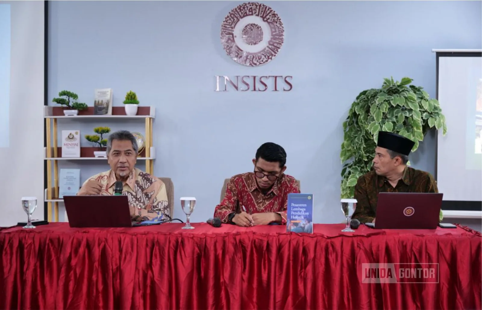 Rektor UNIDA Gontor Prof. Hamid Fahmy Zarkasyi menyampaikan pidato tentang pendidikan holistik pesantren pada Temu Ilmiah dan Pidato Akhir Tahun INSISTS di Jakarta.