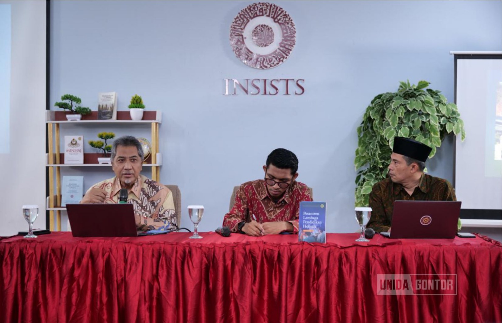 Rektor UNIDA Gontor Prof. Hamid Fahmy Zarkasyi menyampaikan pidato tentang pendidikan holistik pesantren pada Temu Ilmiah dan Pidato Akhir Tahun INSISTS di Jakarta.