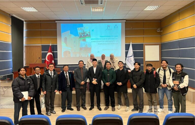 Pemaparan narasumber UNIDA Gontor pada Seminar Internasional Pendidikan Holistik di Karabük University, Türkiye.