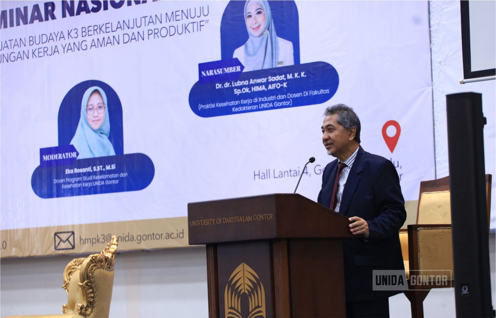 Suasana Seminar Nasional K3 UNIDA Gontor dengan narasumber menyampaikan materi di hadapan mahasiswa, dosen, dan praktisi di Hall Lantai 4 Gedung Terpadu.