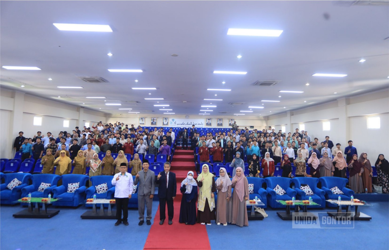 Suasana Seminar Nasional K3 UNIDA Gontor dengan narasumber menyampaikan materi di hadapan mahasiswa, dosen, dan praktisi di Hall Lantai 4 Gedung Terpadu.