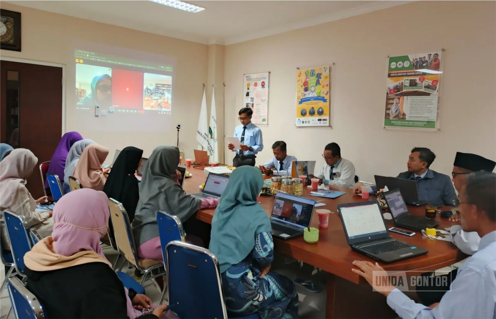 Dosen dan tenaga kependidikan Fakultas Sains dan Teknologi UNIDA Gontor mengikuti sharing session kiat meraih beasiswa doktor secara hybrid.