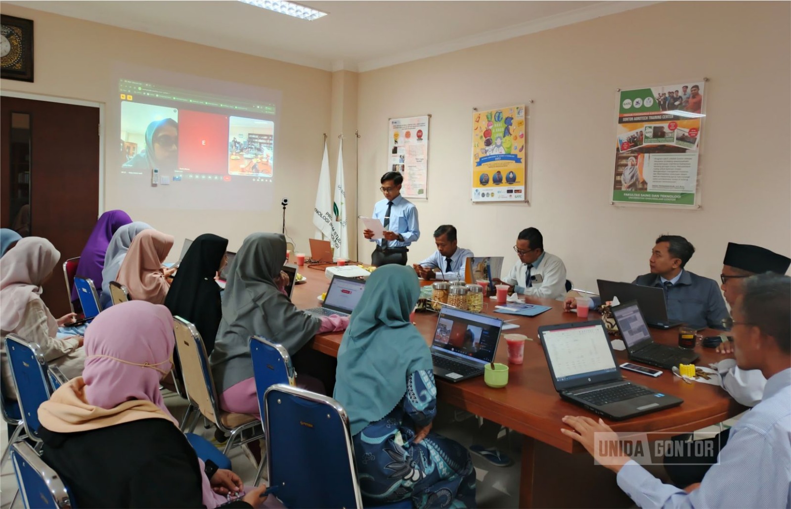 Dosen dan tenaga kependidikan Fakultas Sains dan Teknologi UNIDA Gontor mengikuti sharing session kiat meraih beasiswa doktor secara hybrid.