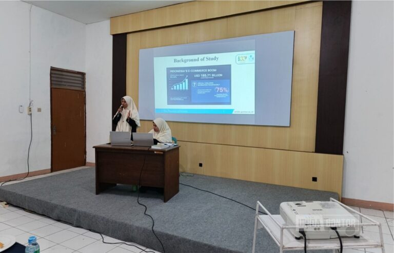 Sidang Skripsi Perdana Fakultas Syariah UNIDA Gontor di Aula CIOS Beirut Kampus Gontor Putri 1, mahasiswi HES mempresentasikan penelitian di hadapan dosen penguji.