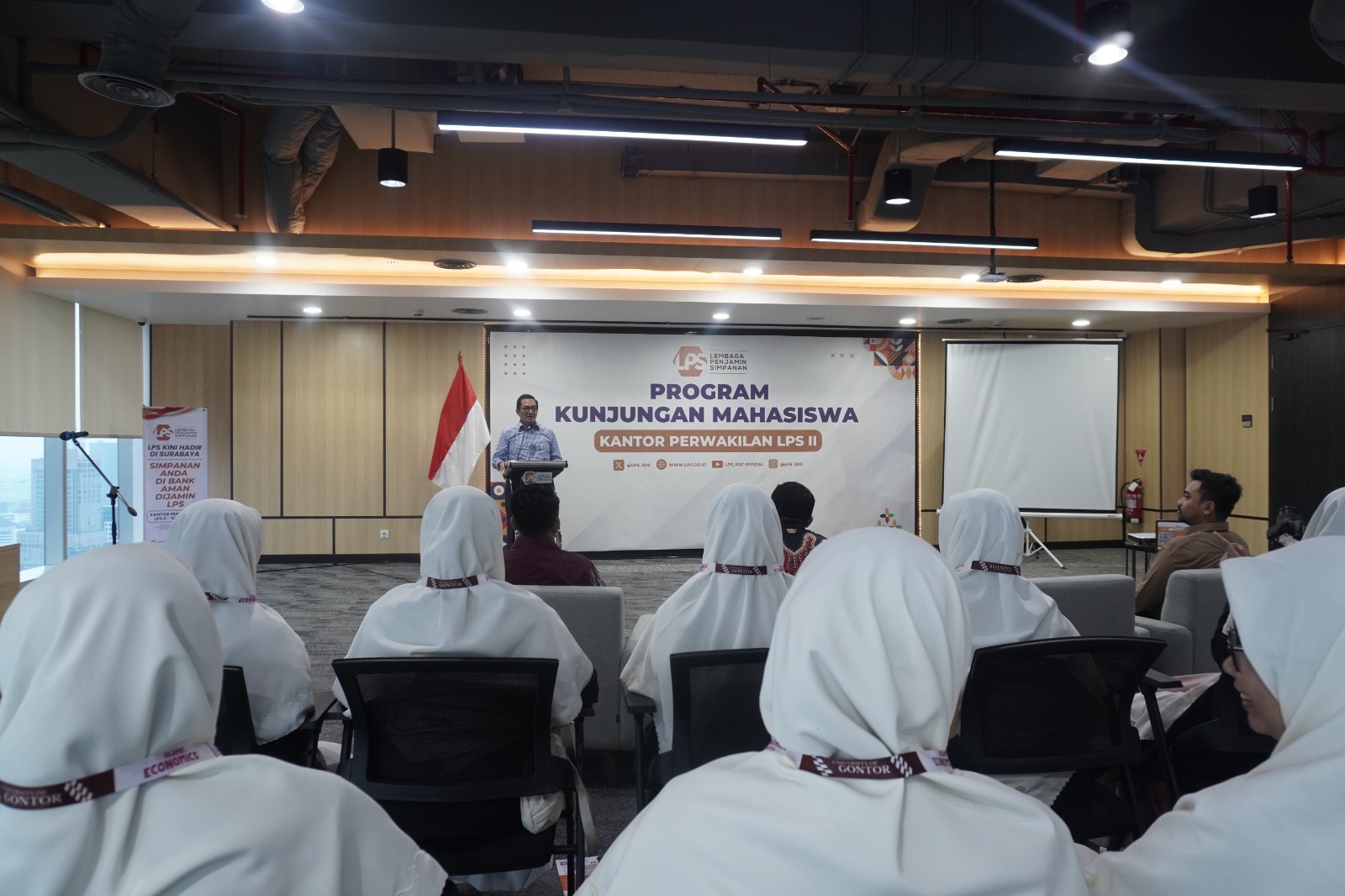 Mahasiswi Ekonomi Islam UNIDA Gontor mengikuti Sit in Class di kantor Lembaga Penjamin Simpanan (LPS) II Surabaya, menyimak pemaparan tentang peran dan fungsi LPS dalam menjaga stabilitas sistem keuangan.