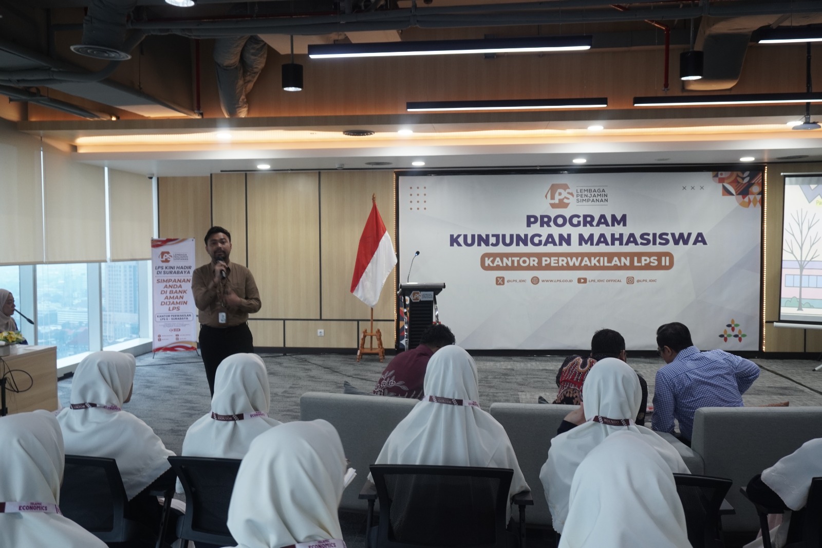 Mahasiswi Ekonomi Islam UNIDA Gontor mengikuti Sit in Class di kantor Lembaga Penjamin Simpanan (LPS) II Surabaya, menyimak pemaparan tentang peran dan fungsi LPS dalam menjaga stabilitas sistem keuangan.