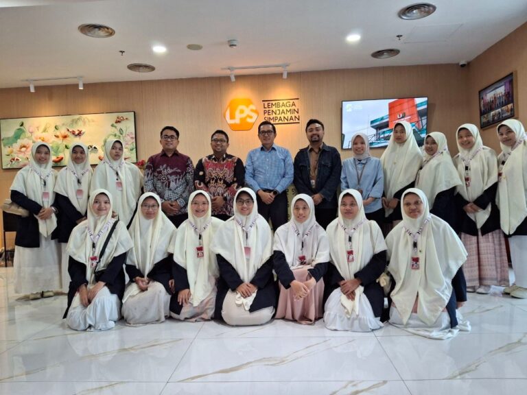 Mahasiswi Ekonomi Islam UNIDA Gontor mengikuti Sit in Class di kantor Lembaga Penjamin Simpanan (LPS) II Surabaya, menyimak pemaparan tentang peran dan fungsi LPS dalam menjaga stabilitas sistem keuangan.