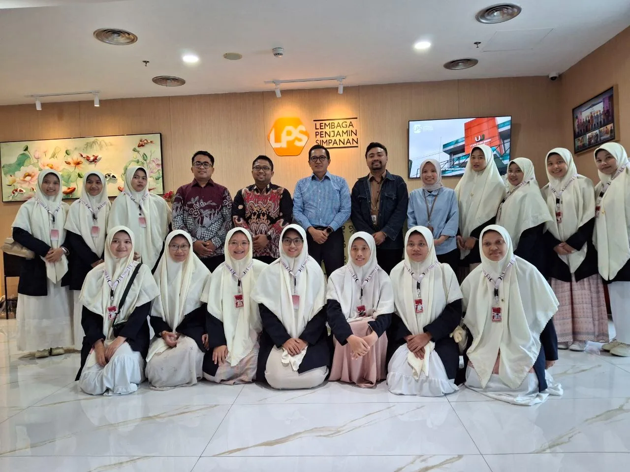 Mahasiswi Ekonomi Islam UNIDA Gontor mengikuti Sit in Class di kantor Lembaga Penjamin Simpanan (LPS) II Surabaya, menyimak pemaparan tentang peran dan fungsi LPS dalam menjaga stabilitas sistem keuangan.