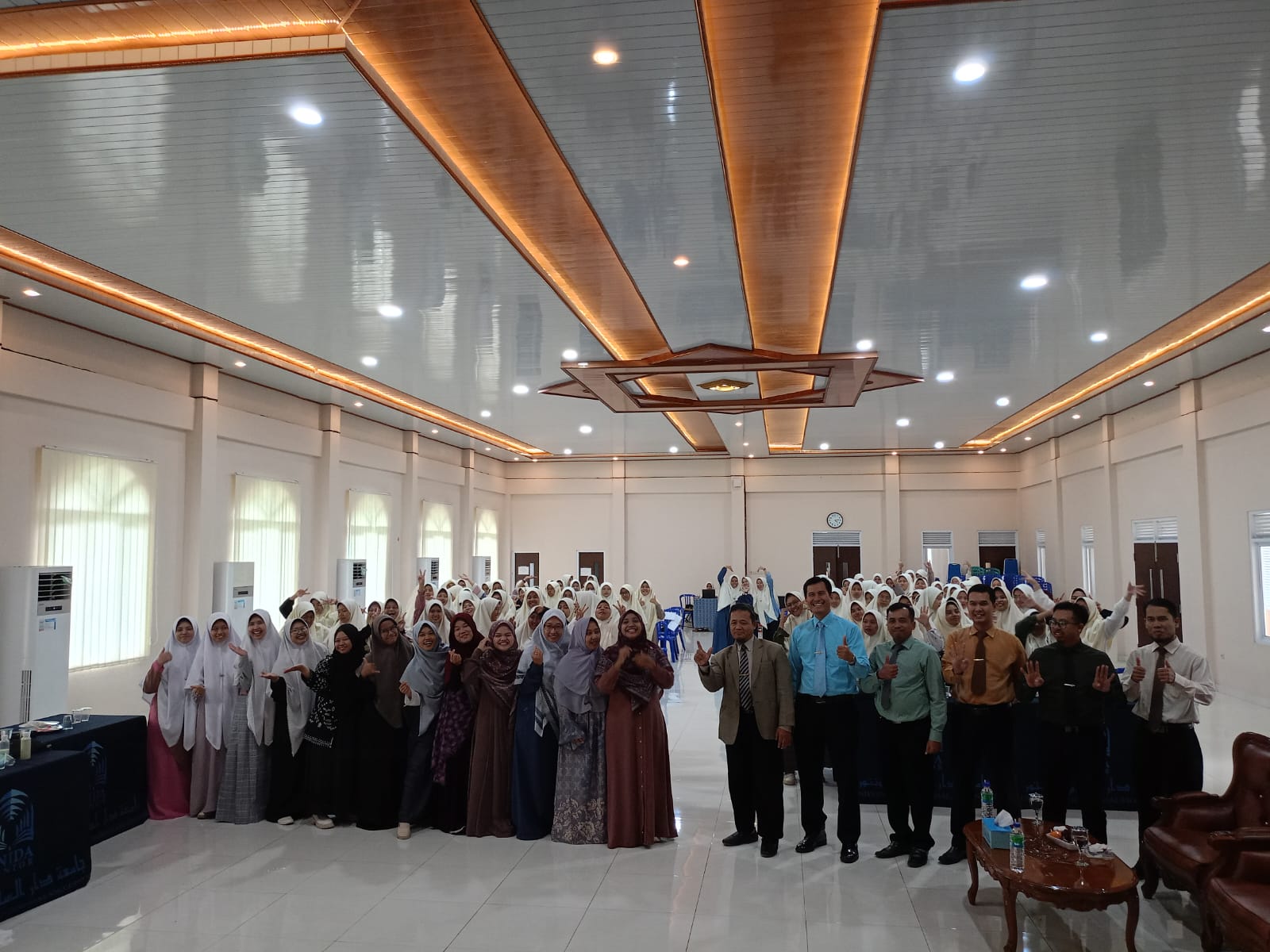 Sosialisasi Capaian Pembelajaran Lulusan (CPL) 2025–2030 Prodi Hukum Ekonomi Syariah UNIDA Gontor bersama mahasiswa di kelas.