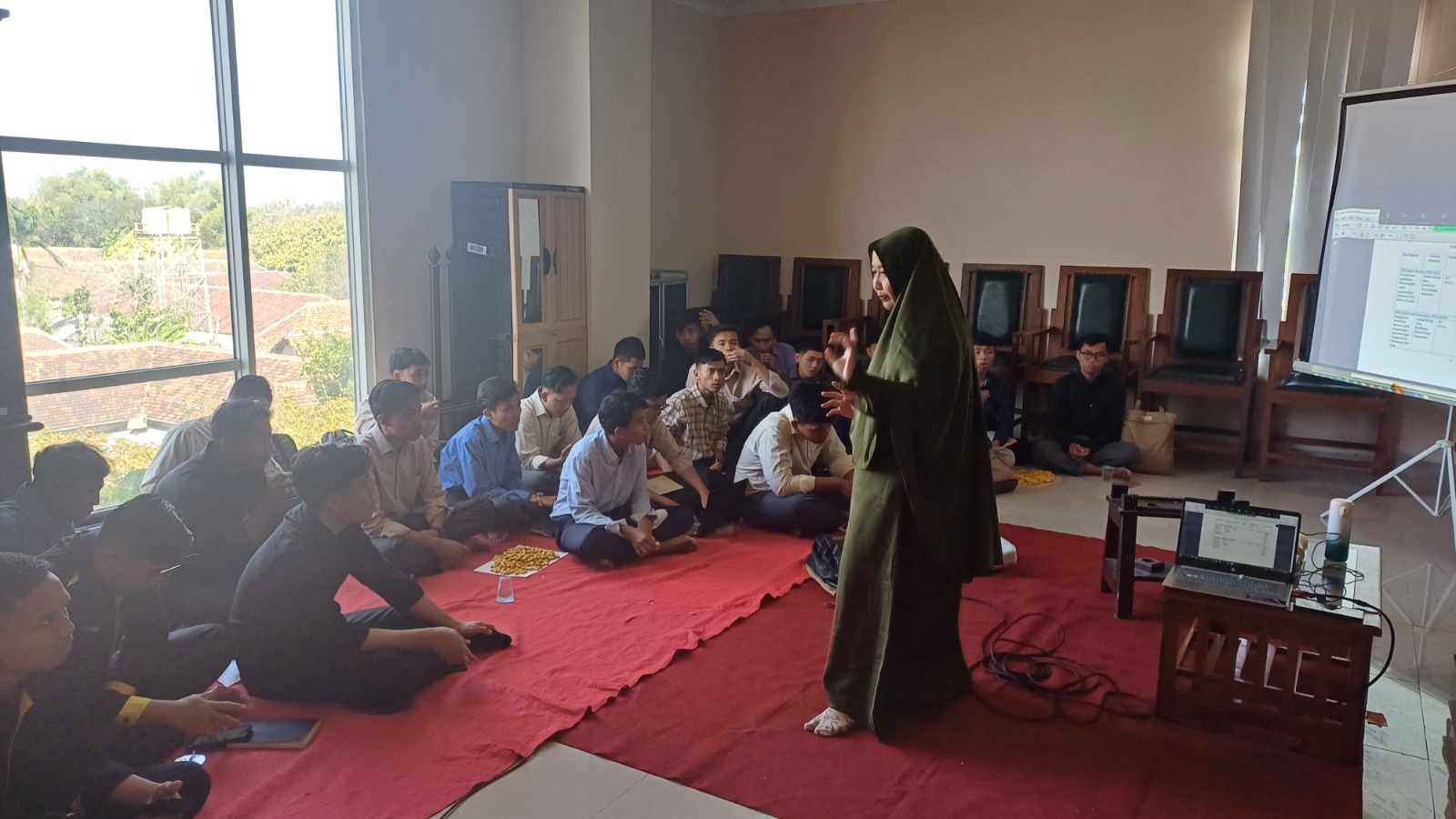 Sosialisasi Capaian Pembelajaran Lulusan (CPL) 2025–2030 Prodi Hukum Ekonomi Syariah UNIDA Gontor bersama mahasiswa di kelas.