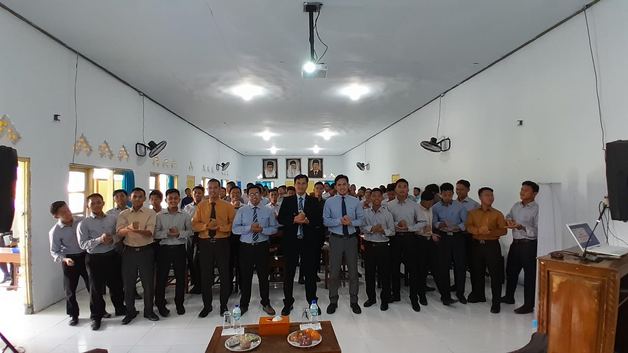 Sosialisasi Capaian Pembelajaran Lulusan (CPL) 2025–2030 Prodi Hukum Ekonomi Syariah UNIDA Gontor bersama mahasiswa di kelas.