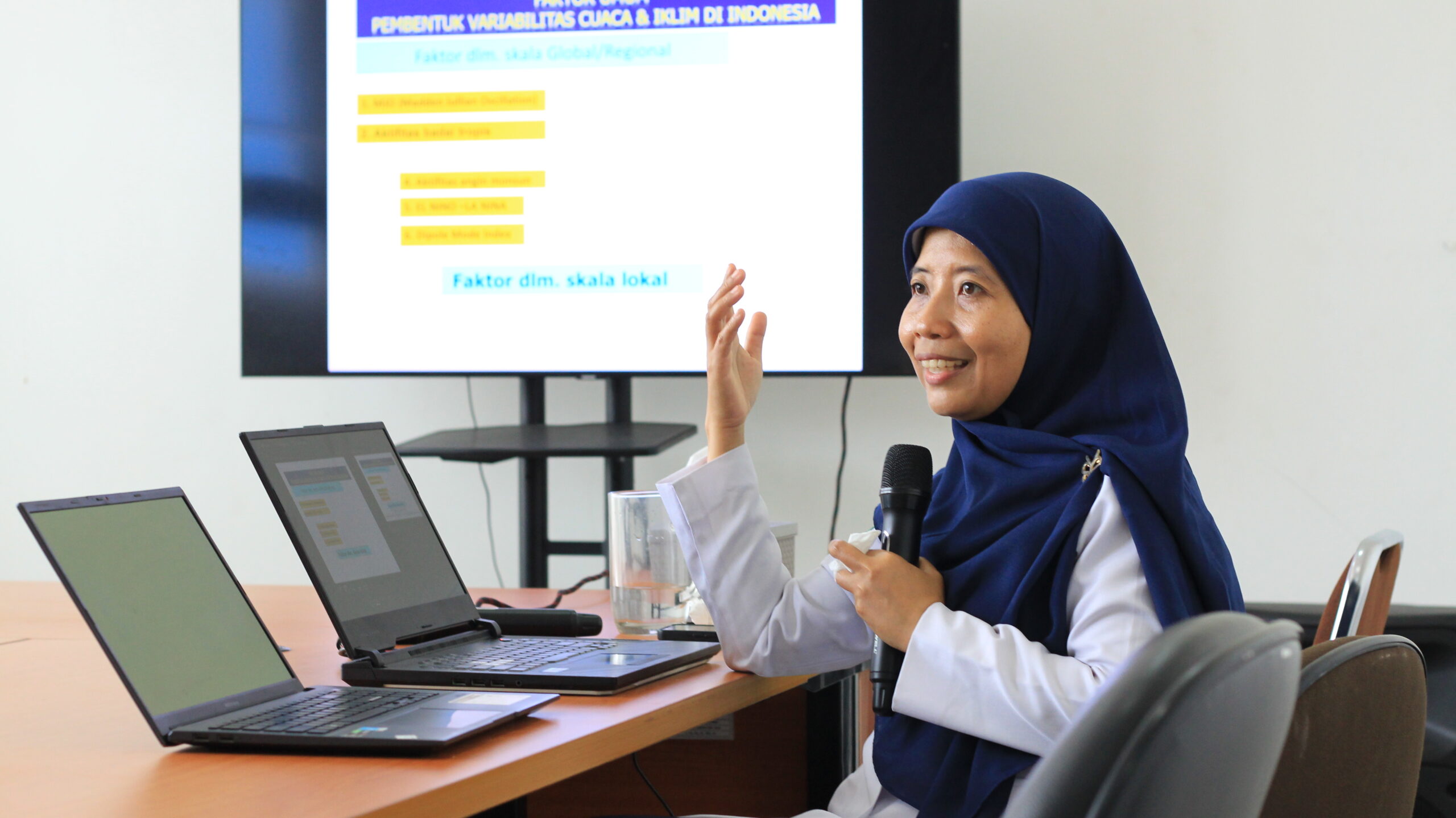 Mahasiswi Agroteknologi UNIDA Gontor melakukan studi akademik di BMKG Yogyakarta dan Ardana Garden Jogja untuk memperkuat kompetensi sains terapan dan hortikultura.