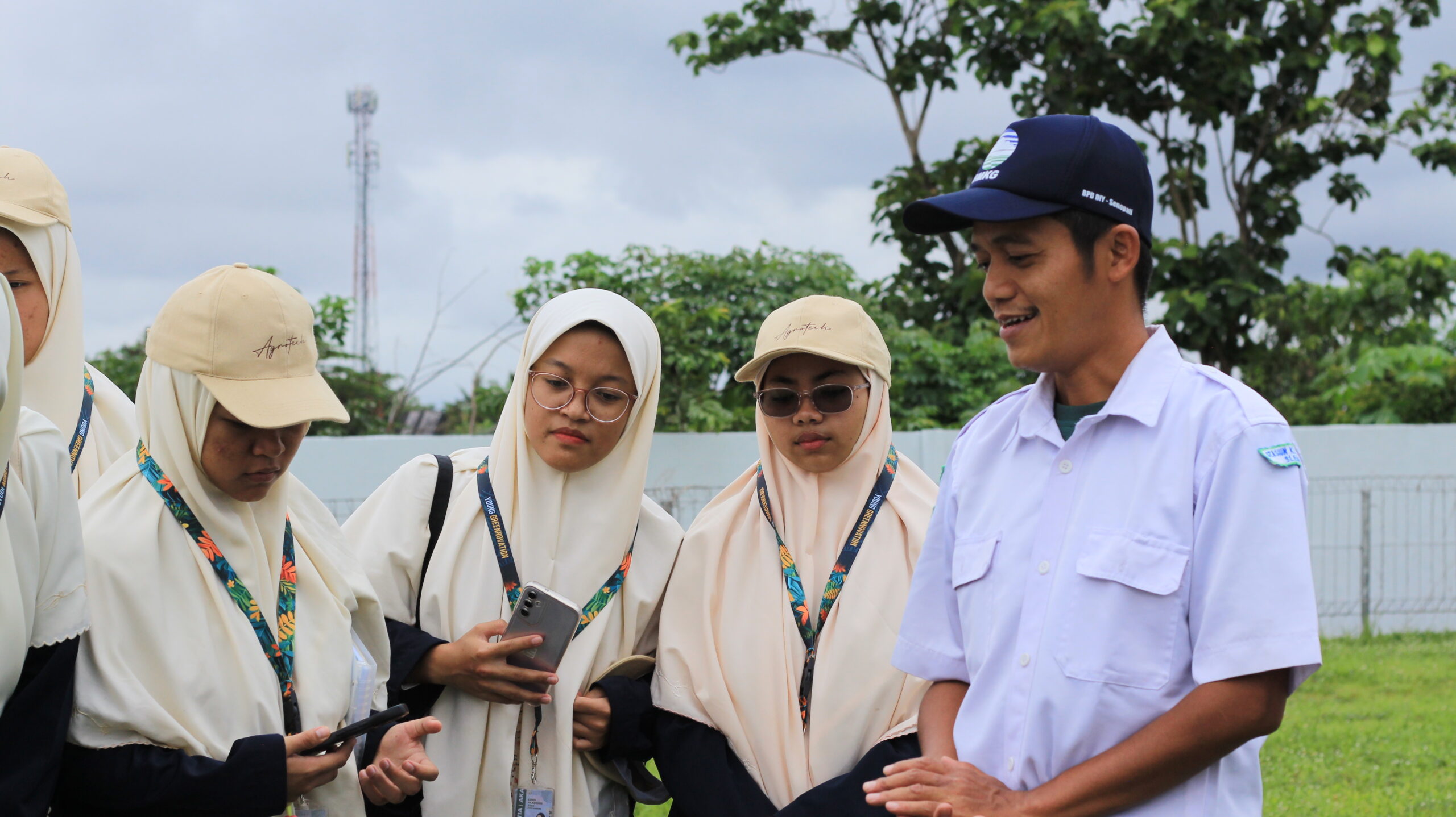 Mahasiswi Agroteknologi UNIDA Gontor melakukan studi akademik di BMKG Yogyakarta dan Ardana Garden Jogja untuk memperkuat kompetensi sains terapan dan hortikultura.
