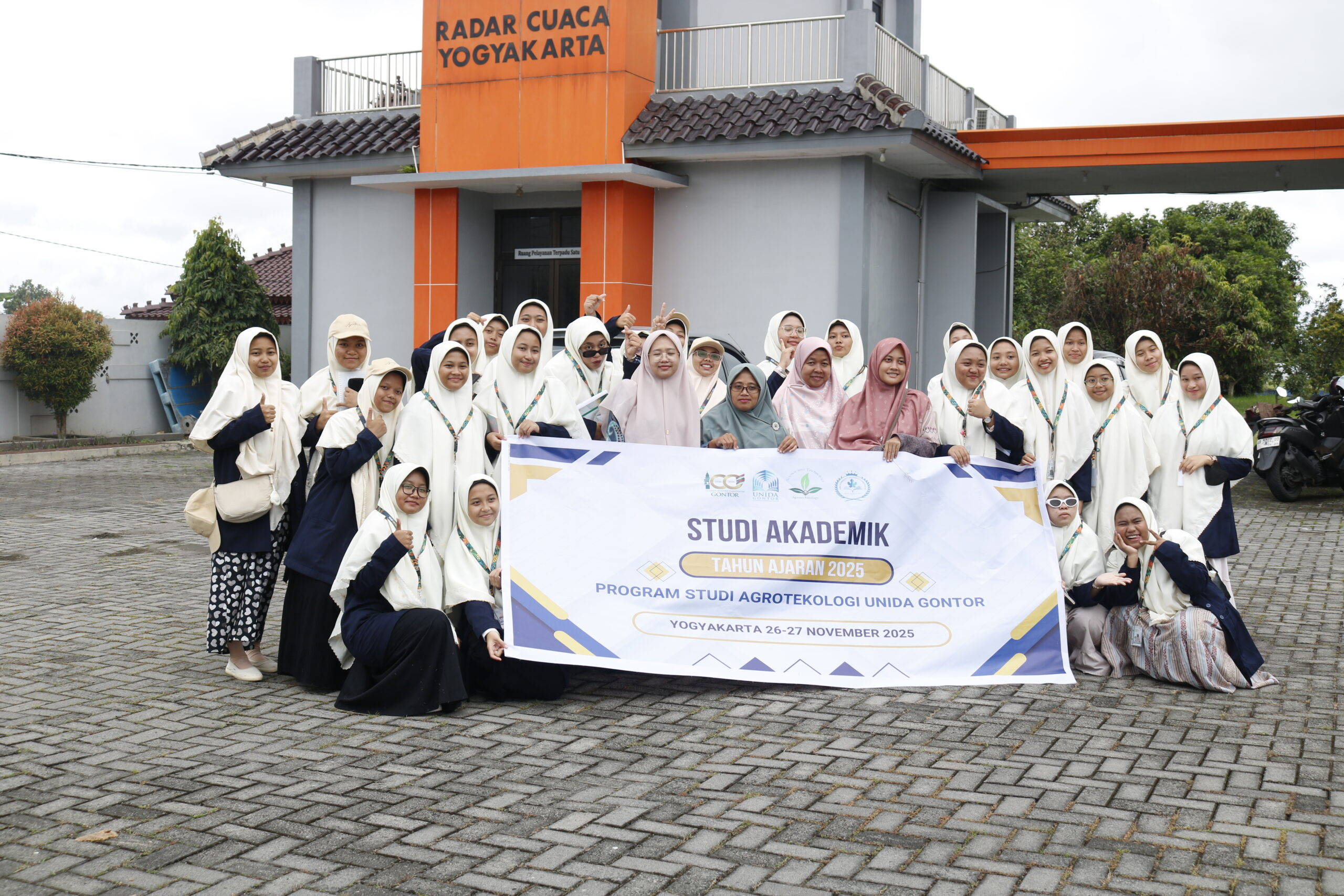 Mahasiswi Agroteknologi UNIDA Gontor melakukan studi akademik di BMKG Yogyakarta dan Ardana Garden Jogja untuk memperkuat kompetensi sains terapan dan hortikultura.