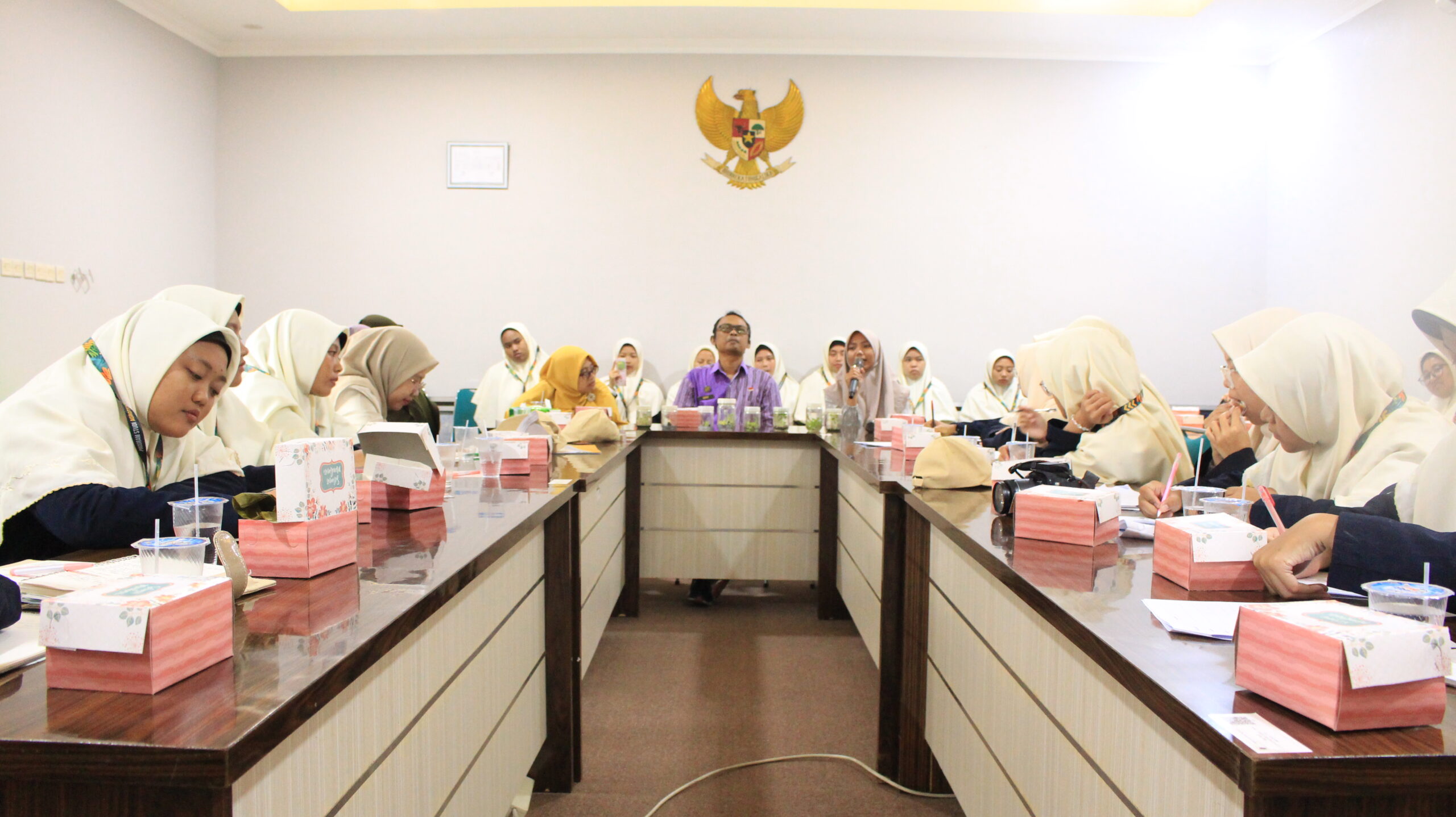 Mahasiswi Agroteknologi UNIDA Gontor mengamati koleksi plasma nutfah pisang dan penjelasan teknis dari tim Dinas Pertanian dan Pangan Kota Yogyakarta di kebun percobaan.