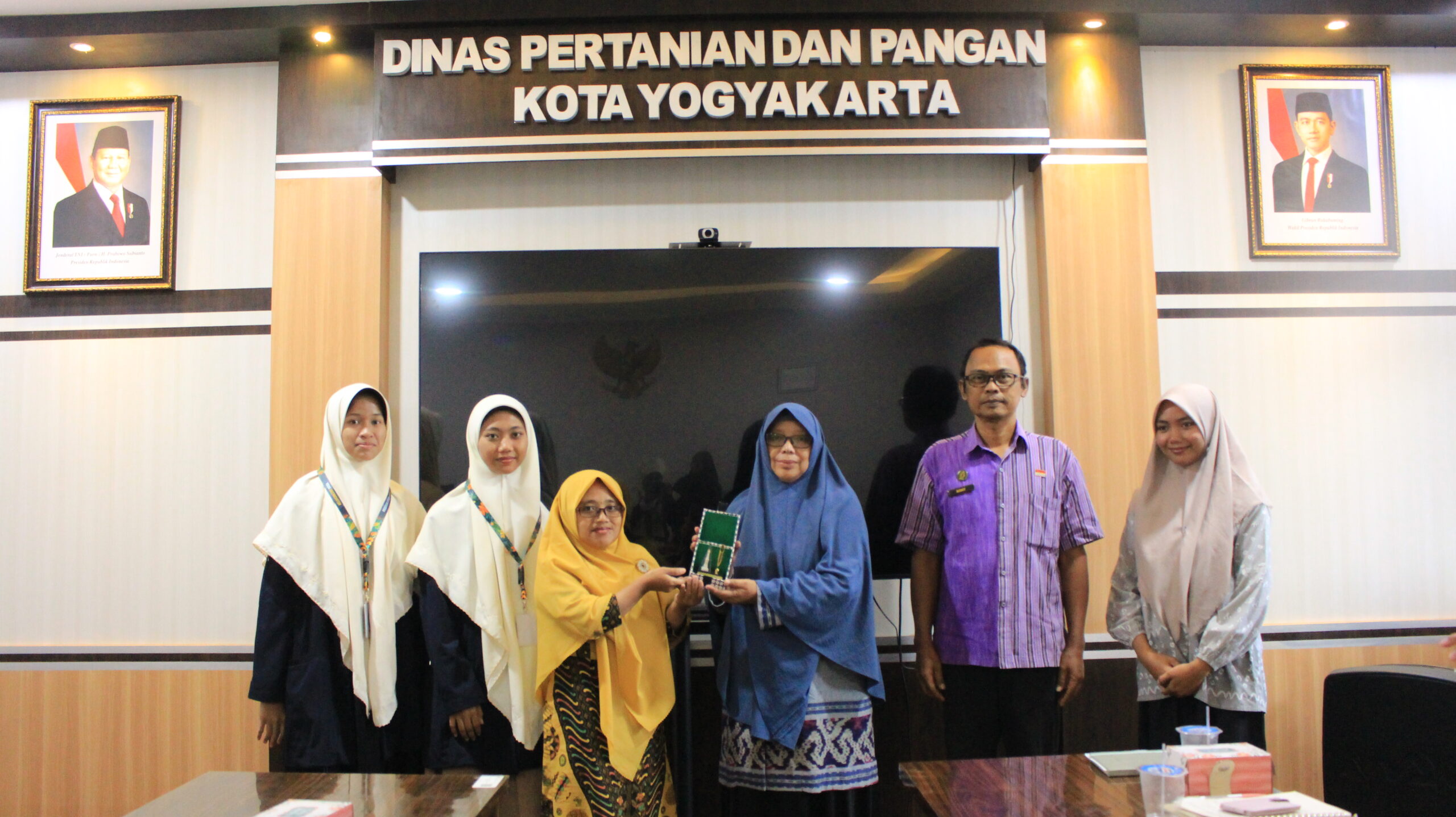 Mahasiswi Agroteknologi UNIDA Gontor mengamati koleksi plasma nutfah pisang dan penjelasan teknis dari tim Dinas Pertanian dan Pangan Kota Yogyakarta di kebun percobaan.