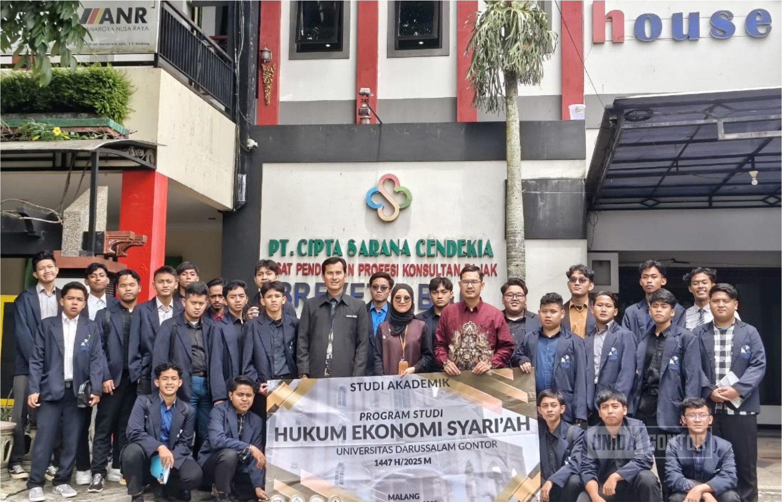 Mahasiswa HES UNIDA Gontor mengikuti sesi pemaparan studi akademik tentang profesi konsultan pajak di PT Cipta Sarana Cendekia Malang.