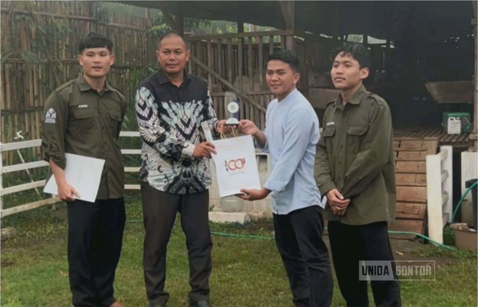 Mahasiswa PMH UNIDA Gontor melakukan studi akademik manajemen peternakan halal di Top Global Farming Malang bersama narasumber dan dosen pembimbing.