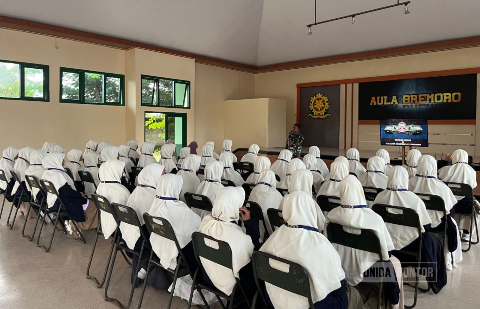 Mahasiswa Prodi Hubungan Internasional UNIDA Gontor berfoto bersama prajurit Yonif 413 Kostrad pada kegiatan Studi Akademik di Solo Raya.