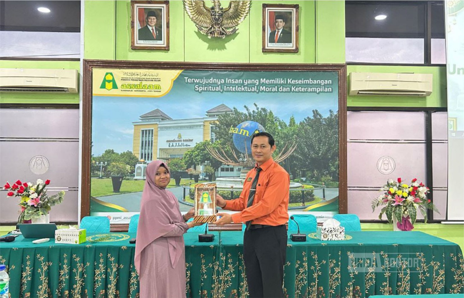 Mahasiswa Prodi Hubungan Internasional UNIDA Gontor berfoto bersama prajurit Yonif 413 Kostrad pada kegiatan Studi Akademik di Solo Raya.