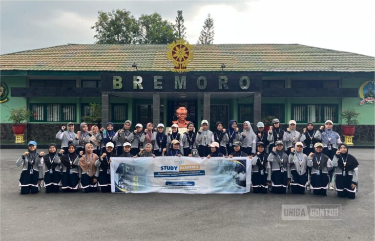 Mahasiswa Prodi Hubungan Internasional UNIDA Gontor berfoto bersama prajurit Yonif 413 Kostrad pada kegiatan Studi Akademik di Solo Raya.