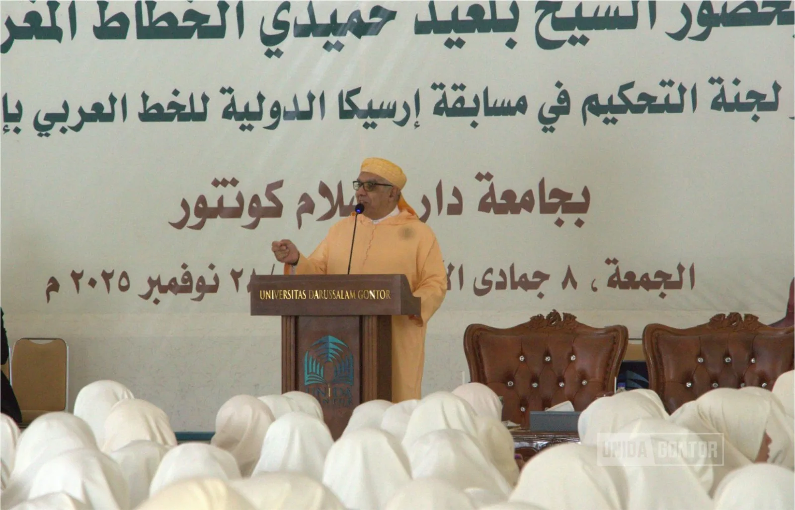 Syekh Belaid Hamidi menyerahkan ijazah khat bersanad Hamidi kepada kaligrafer muda di Masjid Abbas Thalib UNIDA Gontor