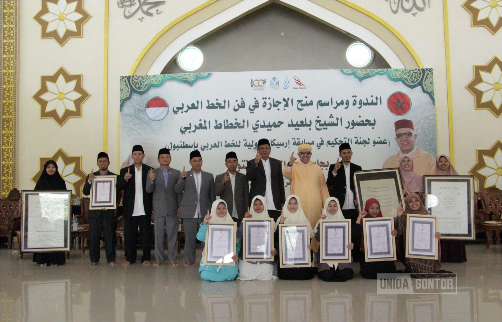 Syekh Belaid Hamidi menyerahkan ijazah khat bersanad Hamidi kepada kaligrafer muda di Masjid Abbas Thalib UNIDA Gontor