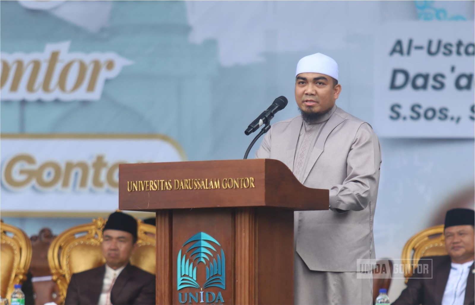 Ribuan peserta menghadiri Tabligh Akbar, Sunat Massal, dan Bazar 100 Tahun Gontor di depan Gedung Istanbul UNIDA Gontor Kampus C.
