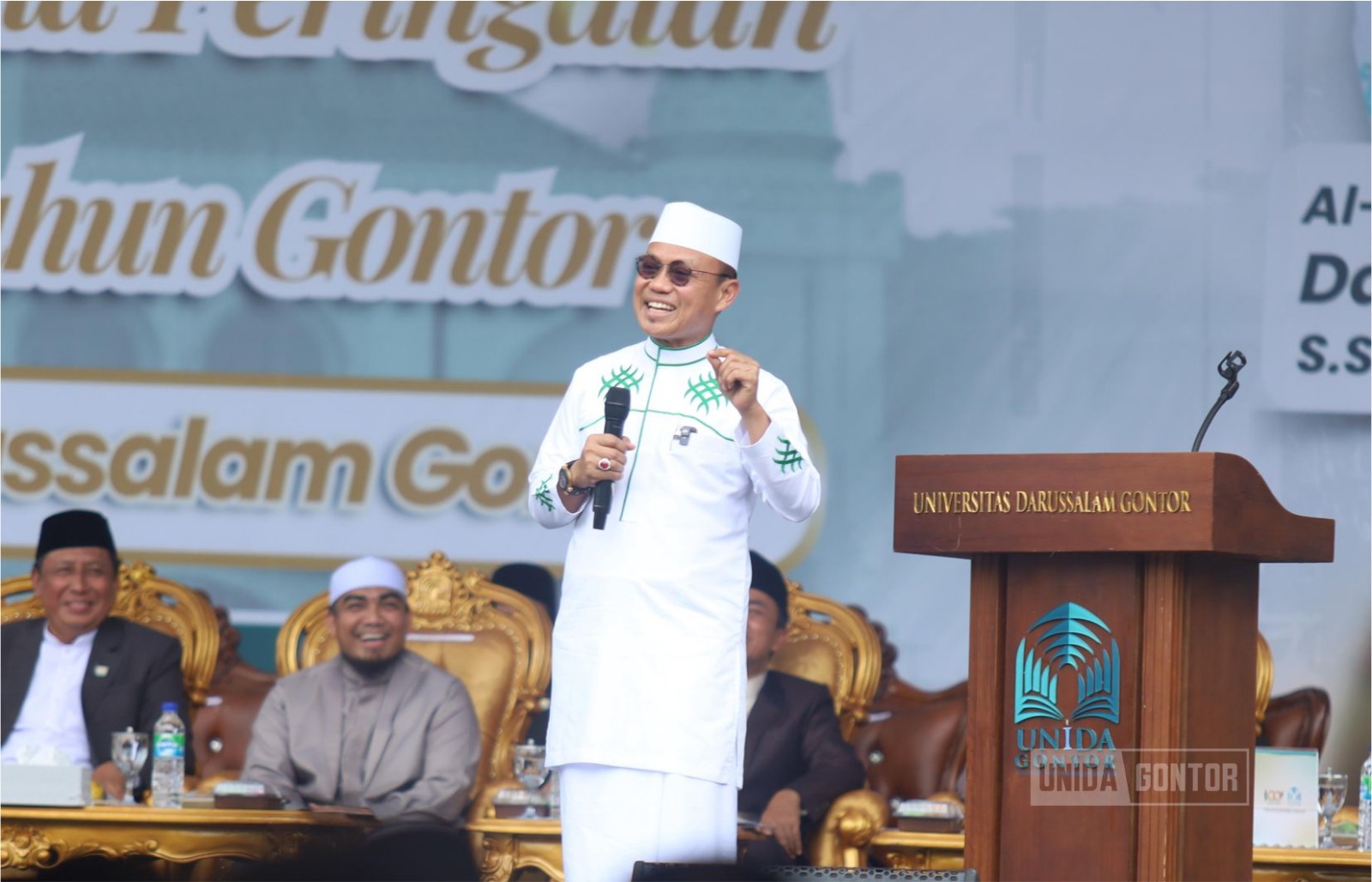 Ribuan peserta menghadiri Tabligh Akbar, Sunat Massal, dan Bazar 100 Tahun Gontor di depan Gedung Istanbul UNIDA Gontor Kampus C.