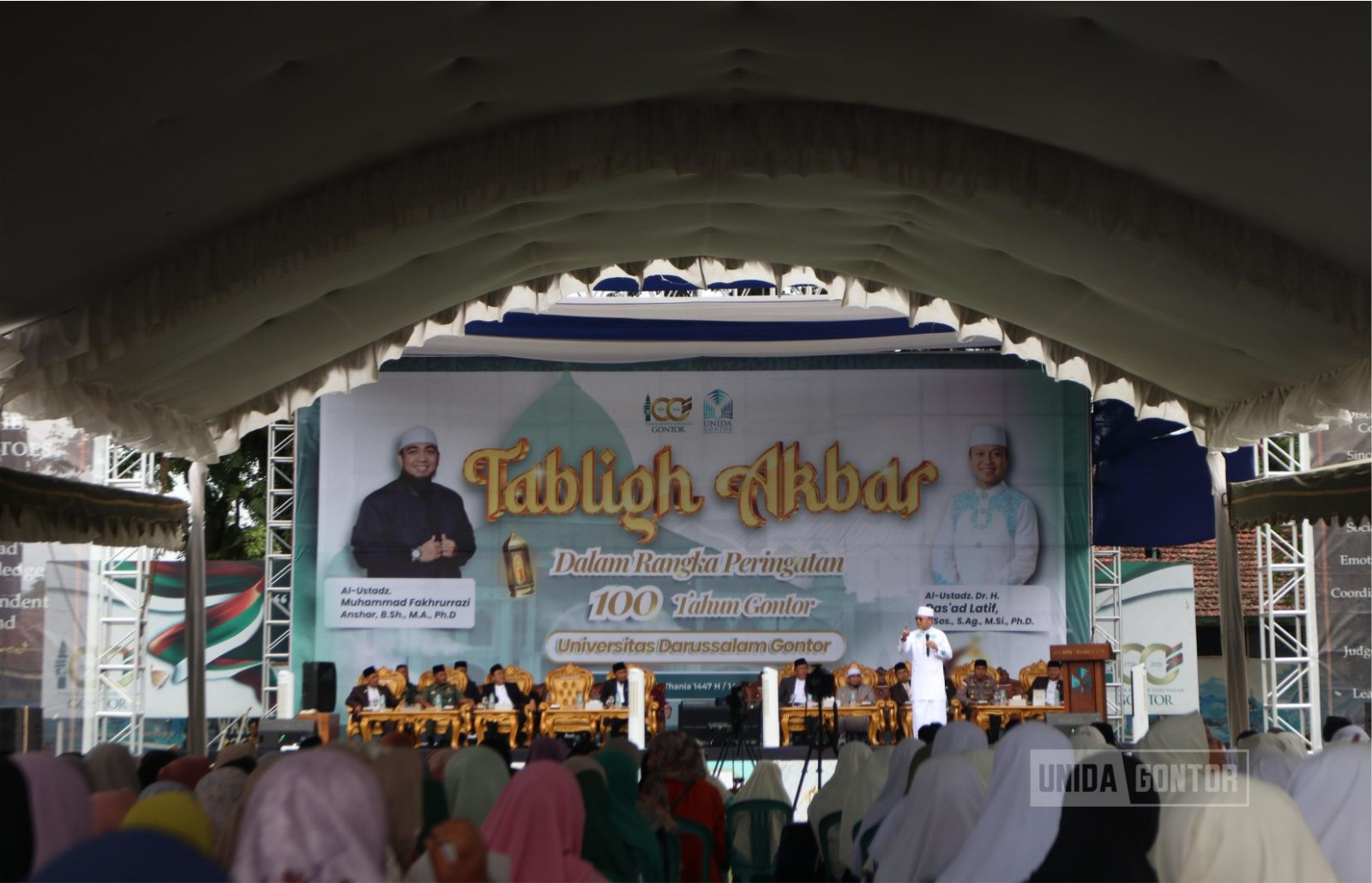 Ribuan peserta menghadiri Tabligh Akbar, Sunat Massal, dan Bazar 100 Tahun Gontor di depan Gedung Istanbul UNIDA Gontor Kampus C.
