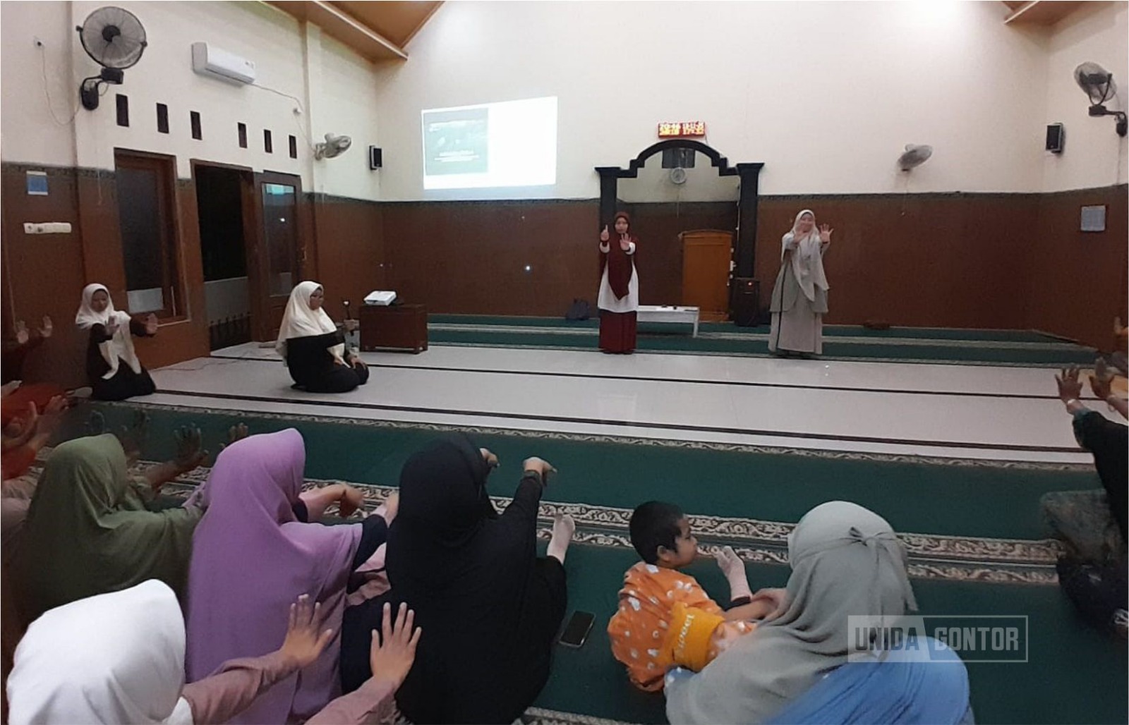 Suasana pengabdian masyarakat Prodi Farmasi UNIDA Gontor di Pengajian Al Falah Banaran, Sragen, saat narasumber memandu terapi relaksasi dengan bacaan Al-Qur’an.