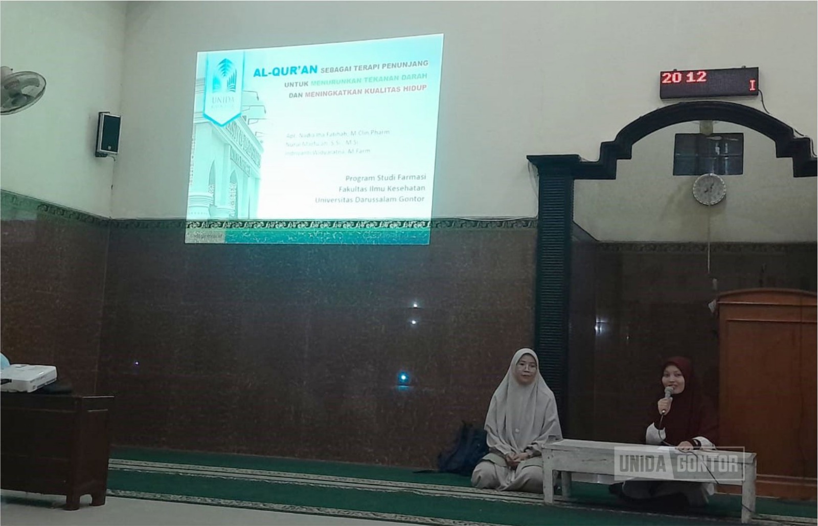 Suasana pengabdian masyarakat Prodi Farmasi UNIDA Gontor di Pengajian Al Falah Banaran, Sragen, saat narasumber memandu terapi relaksasi dengan bacaan Al-Qur’an.