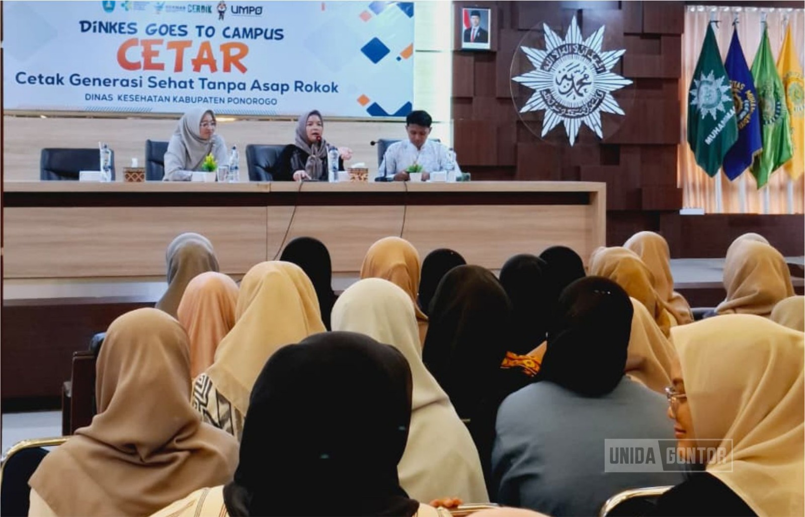 Dr. Sisca Mayang Phuspa, Kepala UPT K3L UNIDA Gontor, menyampaikan materi praktik baik implementasi kampus tanpa rokok pada Sosialisasi Kawasan Tanpa Rokok Dinas Kesehatan Ponorogo di Universitas Muhammadiyah Ponorogo.