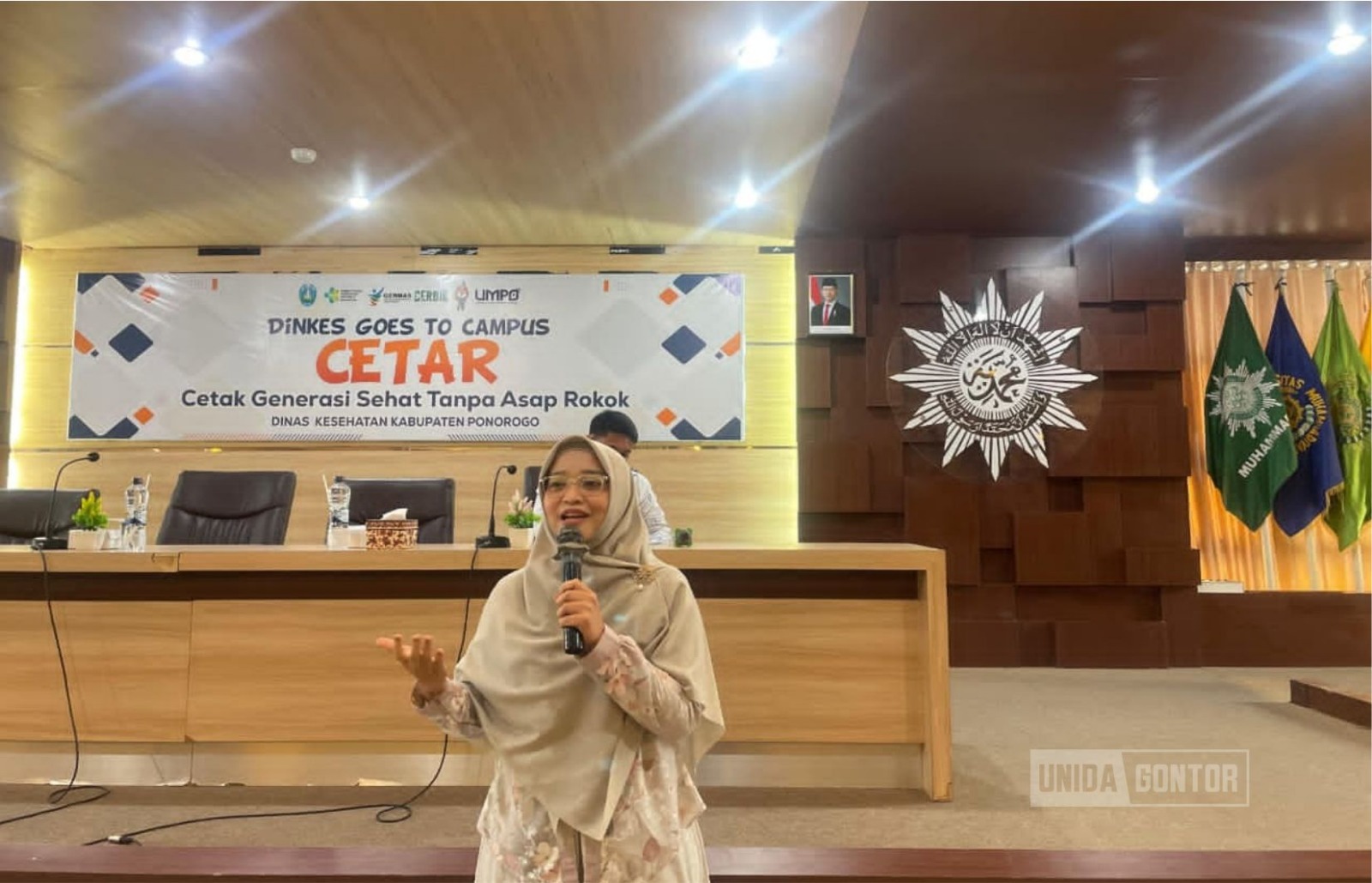 Dr. Sisca Mayang Phuspa, Kepala UPT K3L UNIDA Gontor, menyampaikan materi praktik baik implementasi kampus tanpa rokok pada Sosialisasi Kawasan Tanpa Rokok Dinas Kesehatan Ponorogo di Universitas Muhammadiyah Ponorogo.
