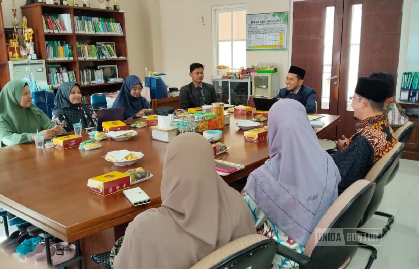 Delegasi Universiti Malaya berdiskusi dengan Pimpinan Pondok Modern Darussalam Gontor membahas hidden curriculum, pendidikan 24 jam, dan tata kelola wakaf.