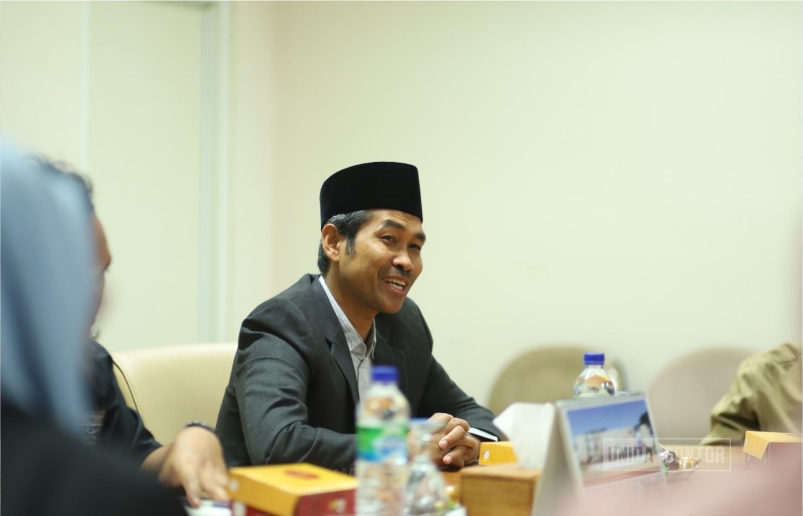 Pemateri Ustadz Ahmad Saifullah, Ph.D. menyampaikan materi workshop Bahasa Arab kepada guru BBIS Malaysia di Hall Rektorat UNIDA Gontor.