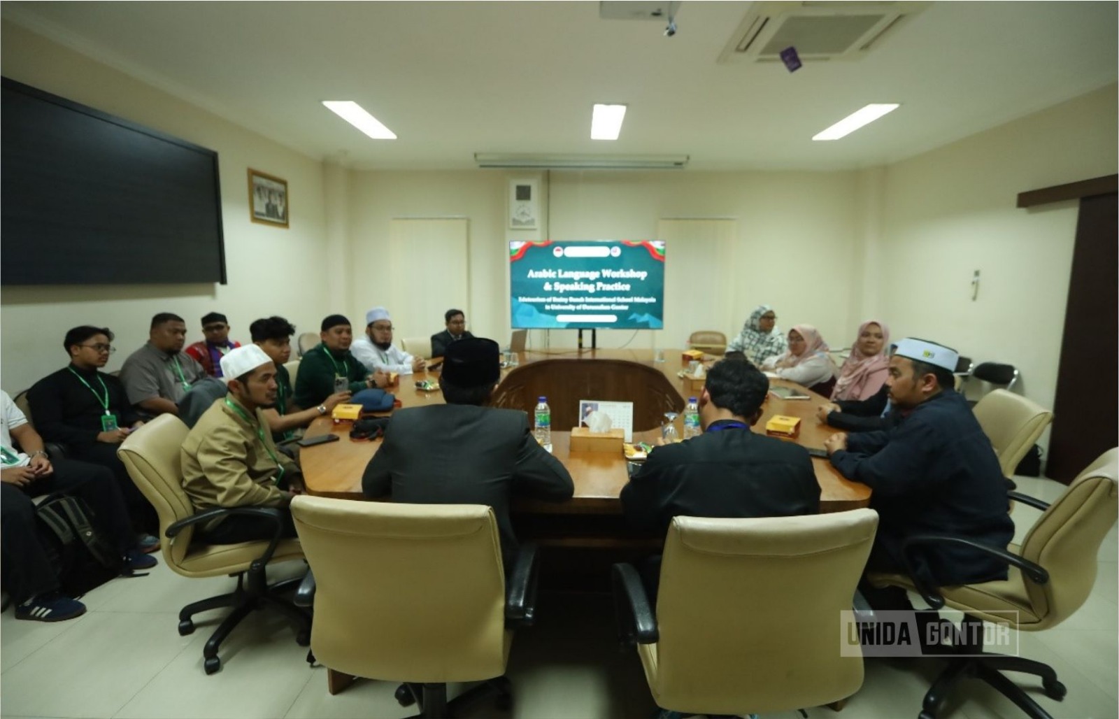 Pemateri Ustadz Ahmad Saifullah, Ph.D. menyampaikan materi workshop Bahasa Arab kepada guru BBIS Malaysia di Hall Rektorat UNIDA Gontor.