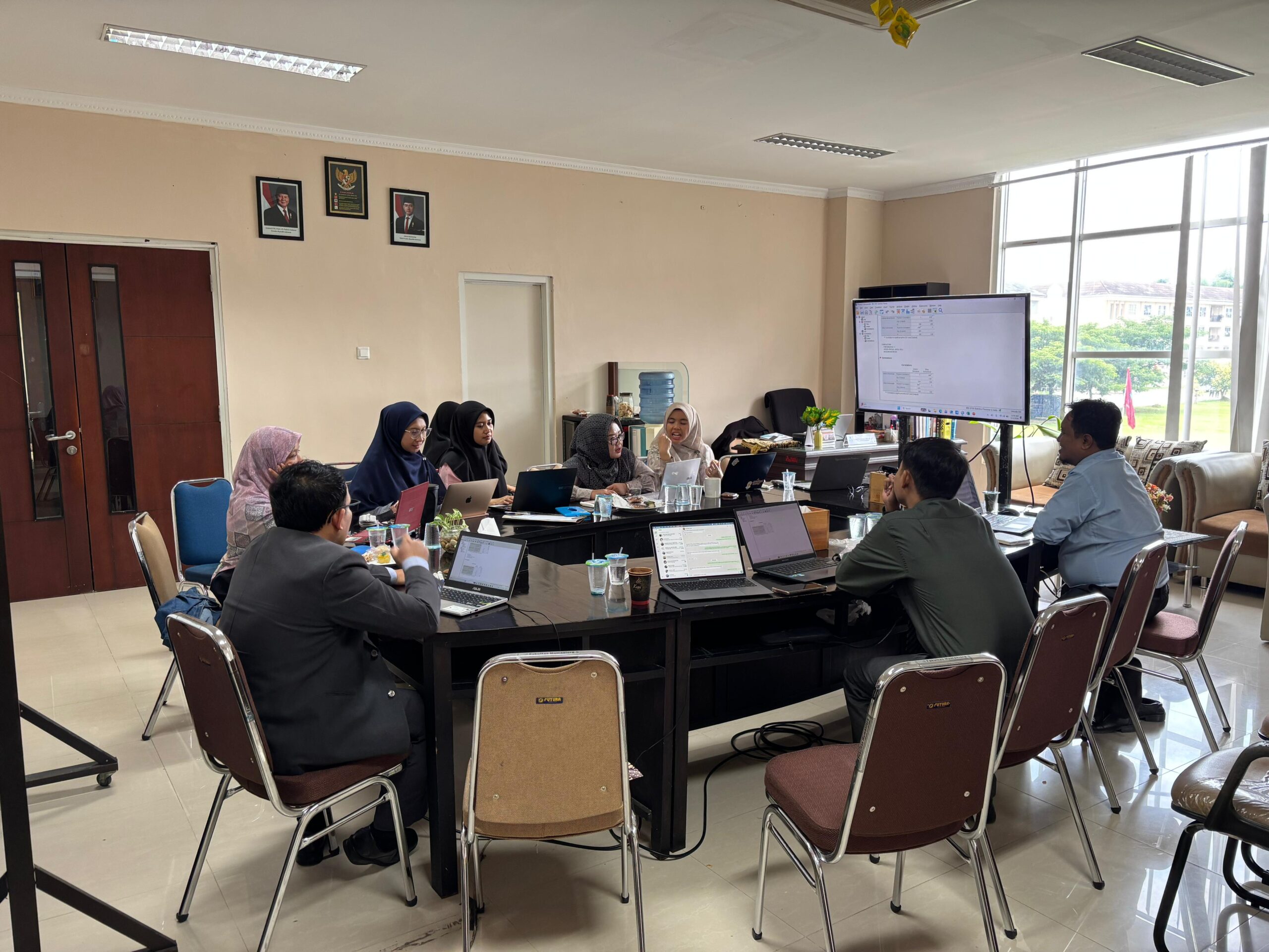 Dosen Fakultas Humaniora UNIDA Gontor mengikuti Workshop Quantitative Data Analysis bersama Assoc. Prof. Mohammad Luthfi di ruang fakultas dan via daring.
