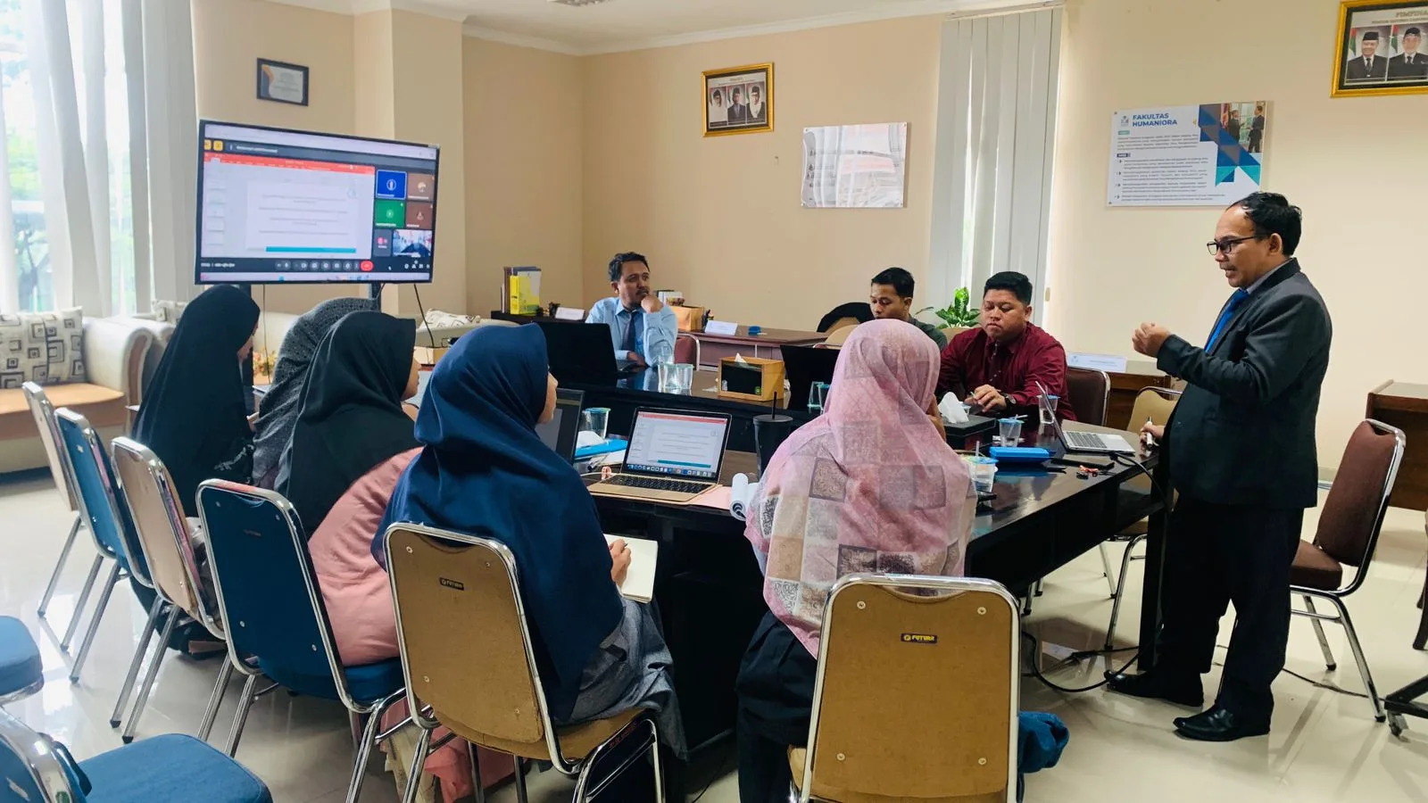 Dosen Fakultas Humaniora UNIDA Gontor mengikuti Workshop Quantitative Data Analysis bersama Assoc. Prof. Mohammad Luthfi di ruang fakultas dan via daring.