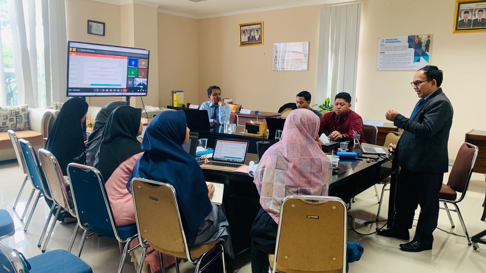 Dosen Fakultas Humaniora UNIDA Gontor mengikuti Workshop Quantitative Data Analysis bersama Assoc. Prof. Mohammad Luthfi di ruang fakultas dan via daring.