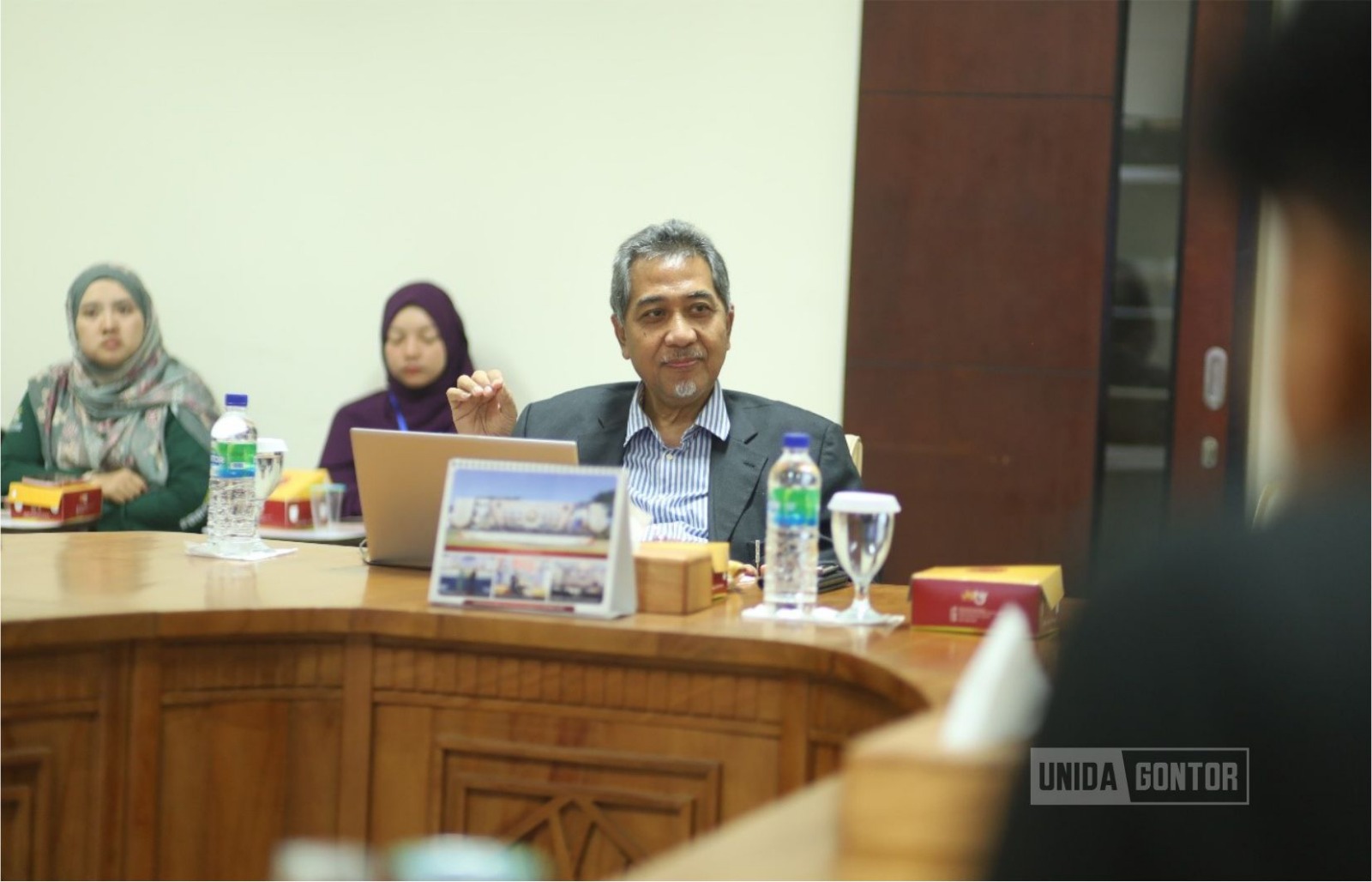 Prof. Dr. K.H. Hamid Fahmy Zarkasyi menyampaikan materi Ta’dib as Holistic Education pada Workshop Islamic Thought and Civilization di Hall Rektorat UNIDA Gontor.