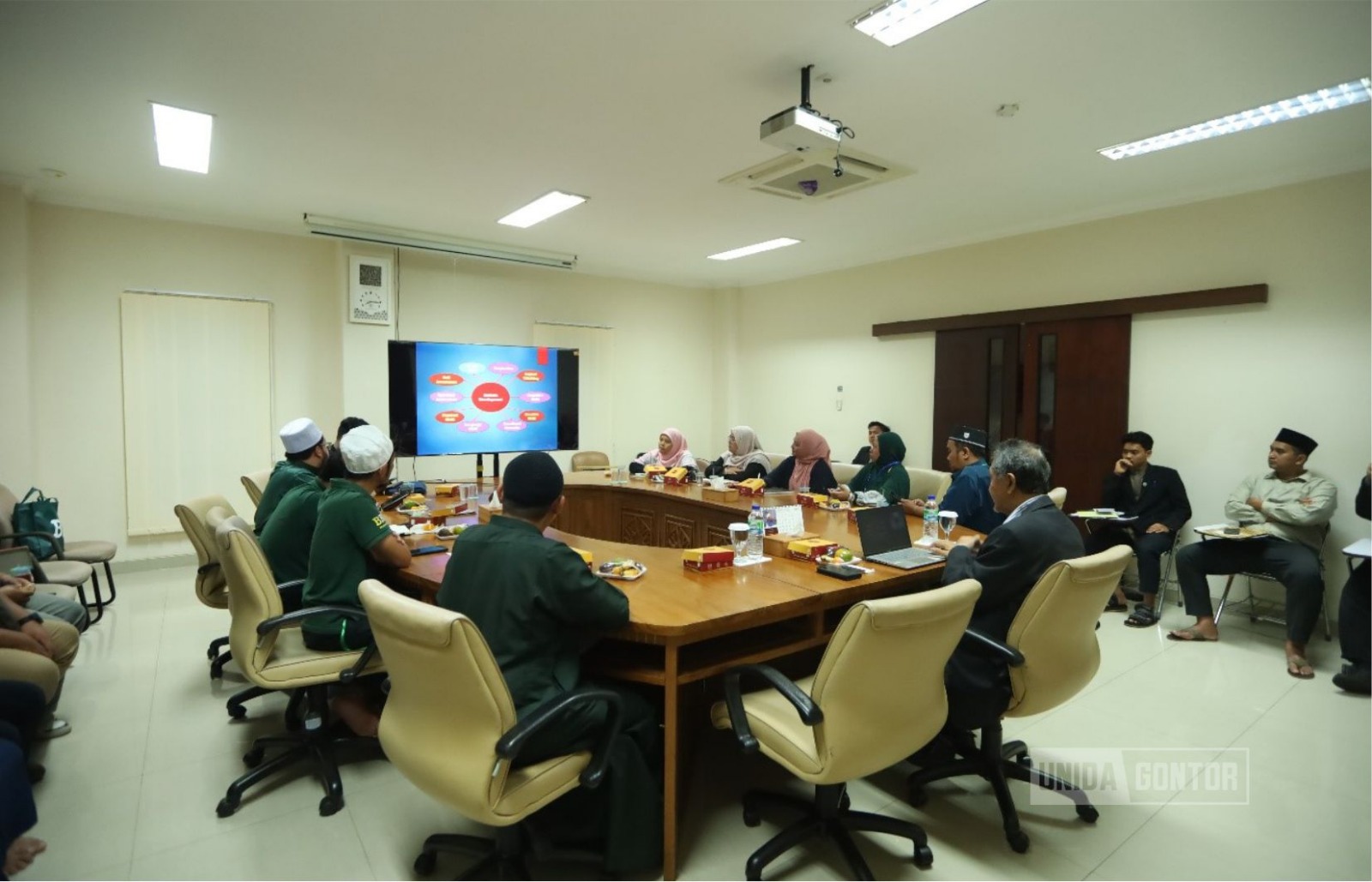 Prof. Dr. K.H. Hamid Fahmy Zarkasyi menyampaikan materi Ta’dib as Holistic Education pada Workshop Islamic Thought and Civilization di Hall Rektorat UNIDA Gontor.