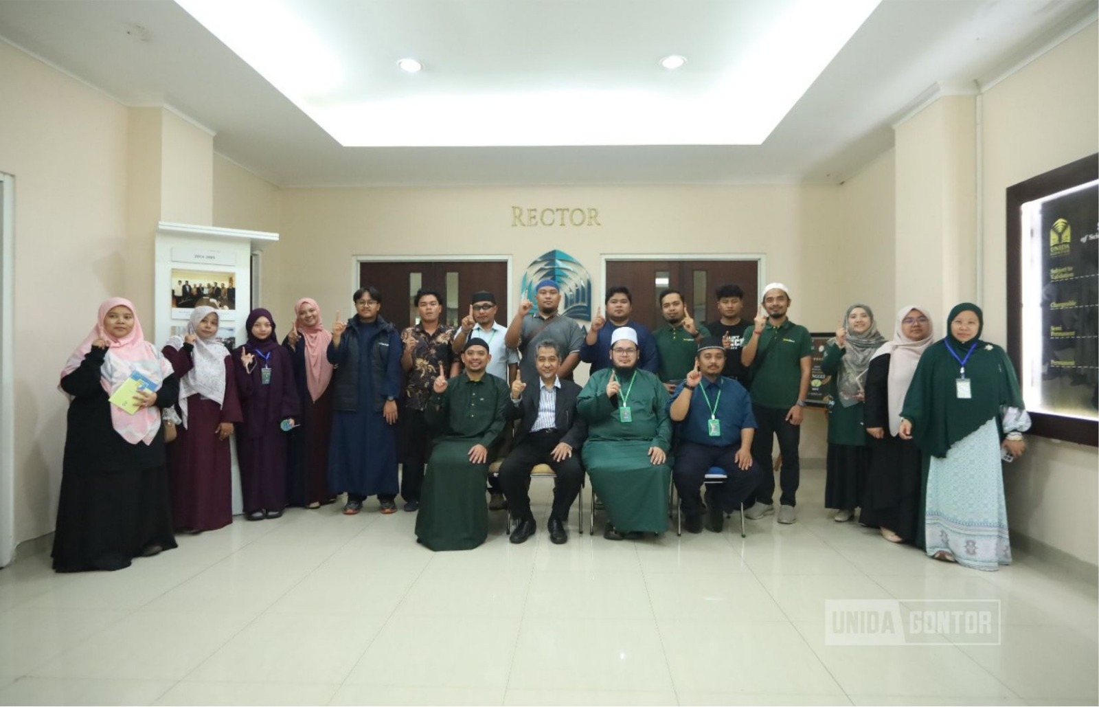 Prof. Dr. K.H. Hamid Fahmy Zarkasyi menyampaikan materi Ta’dib as Holistic Education pada Workshop Islamic Thought and Civilization di Hall Rektorat UNIDA Gontor.