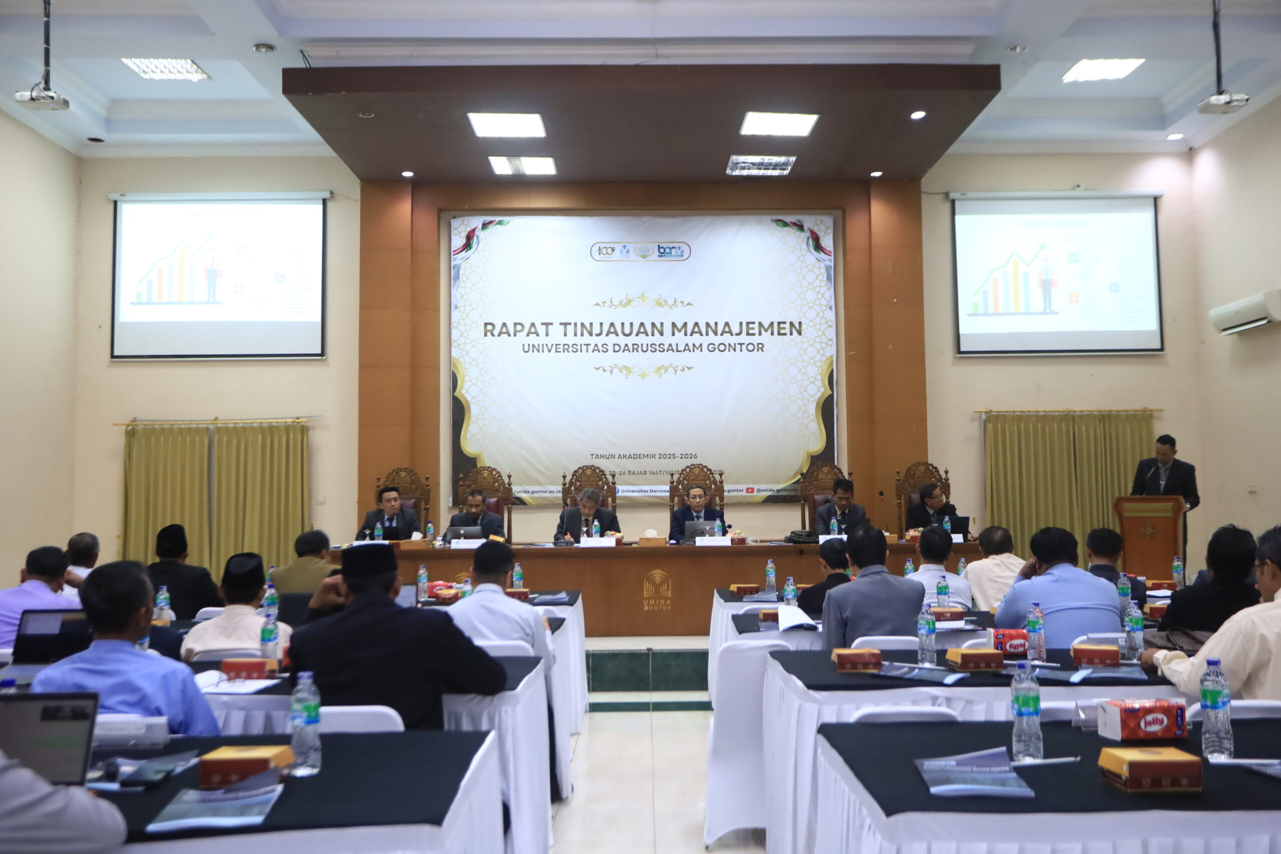 Rapat Tinjauan Manajemen (RTM) ke-7 UNIDA Gontor di Hall CIOS sebagai penutup AMI 2025–2026, dihadiri jajaran pimpinan universitas.