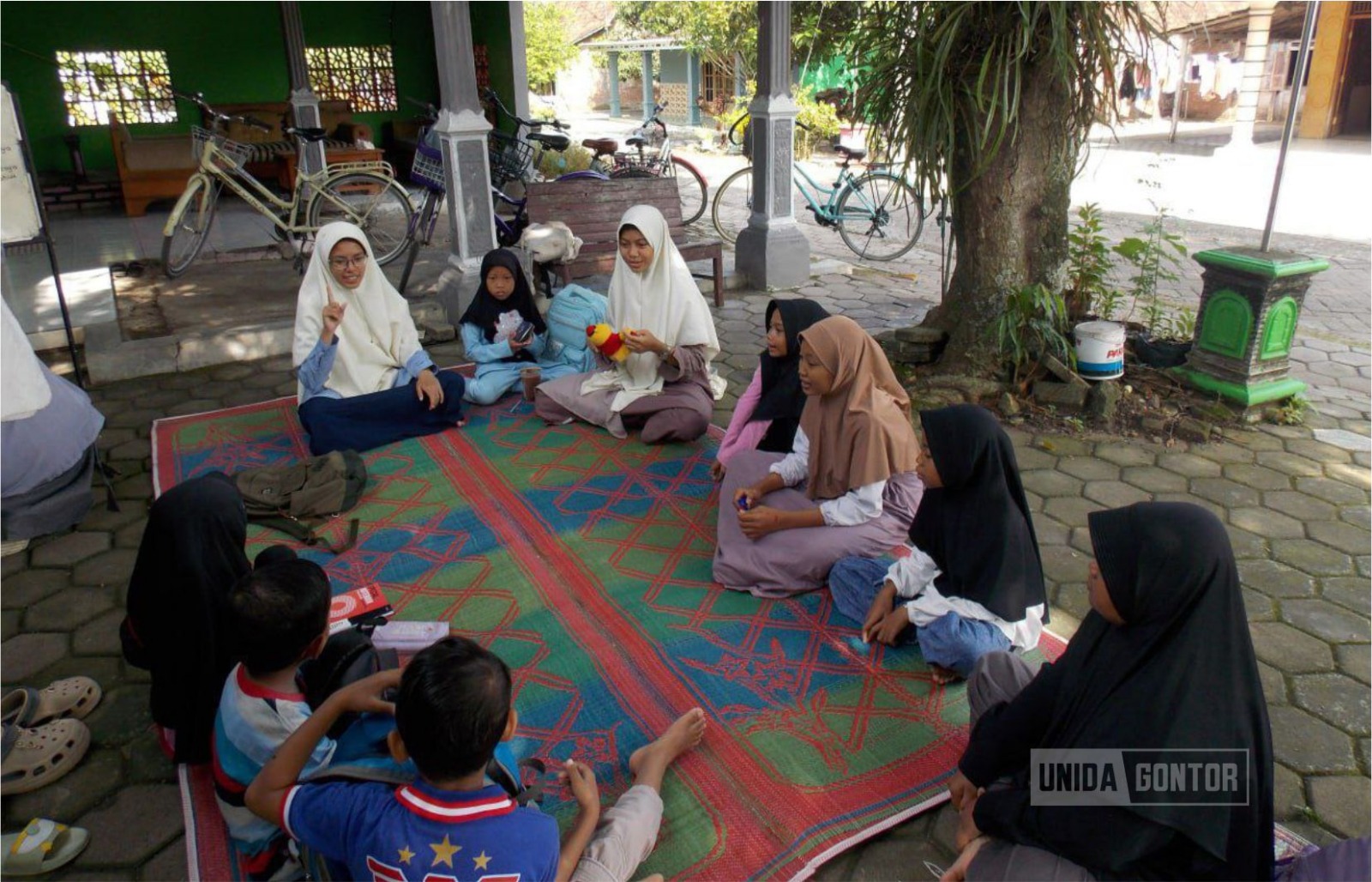 Kegiatan Dadung English Village DPB UNIDA Gontor mengajar Bahasa Inggris dasar anak SD/MI di Tamicho Dadung.