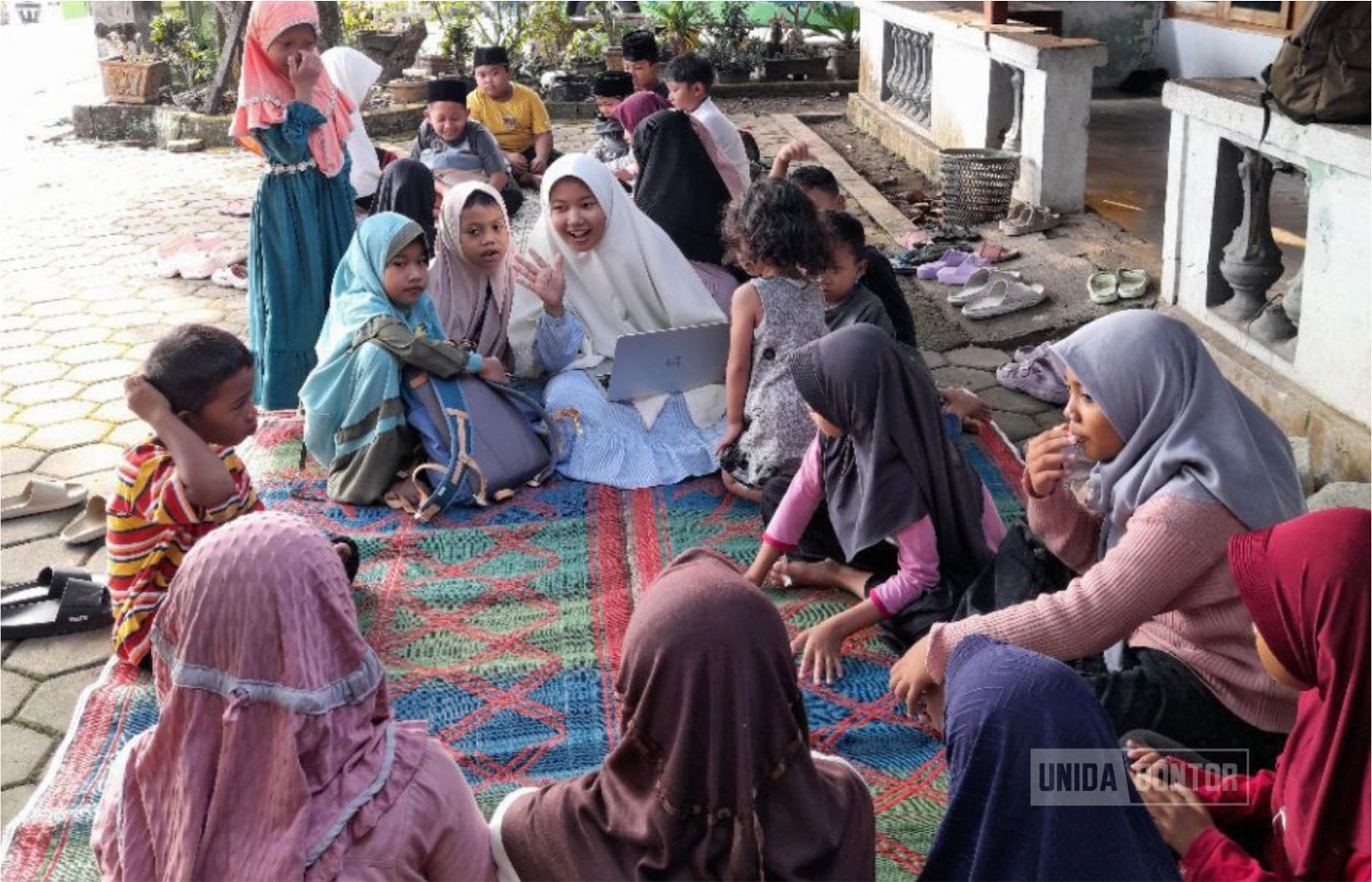 Kegiatan Dadung English Village DPB UNIDA Gontor mengajar Bahasa Inggris dasar anak SD/MI di Tamicho Dadung.