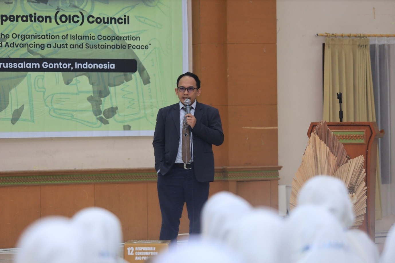 Mahasiswa UNIDA Gontor dalam Diplomatic Course simulasi sidang OIC untuk perdamaian Palestina.