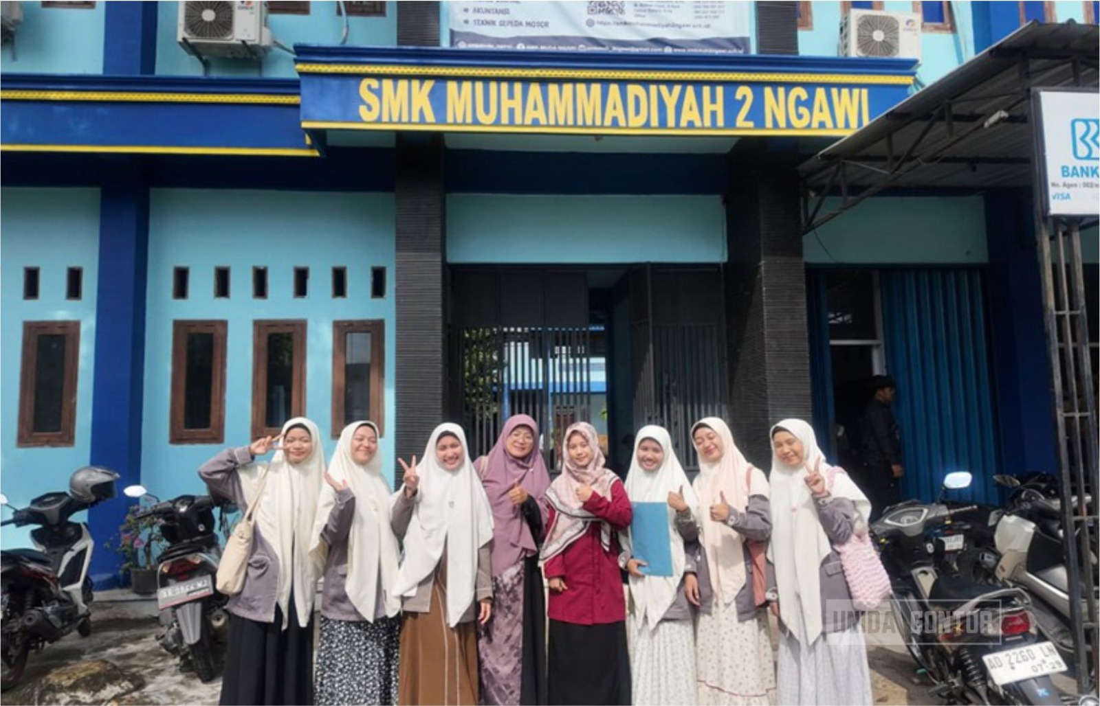 Mahasiswi Farmasi UNIDA Gontor menyampaikan edukasi Infeksi Saluran Kemih kepada siswa SMK.