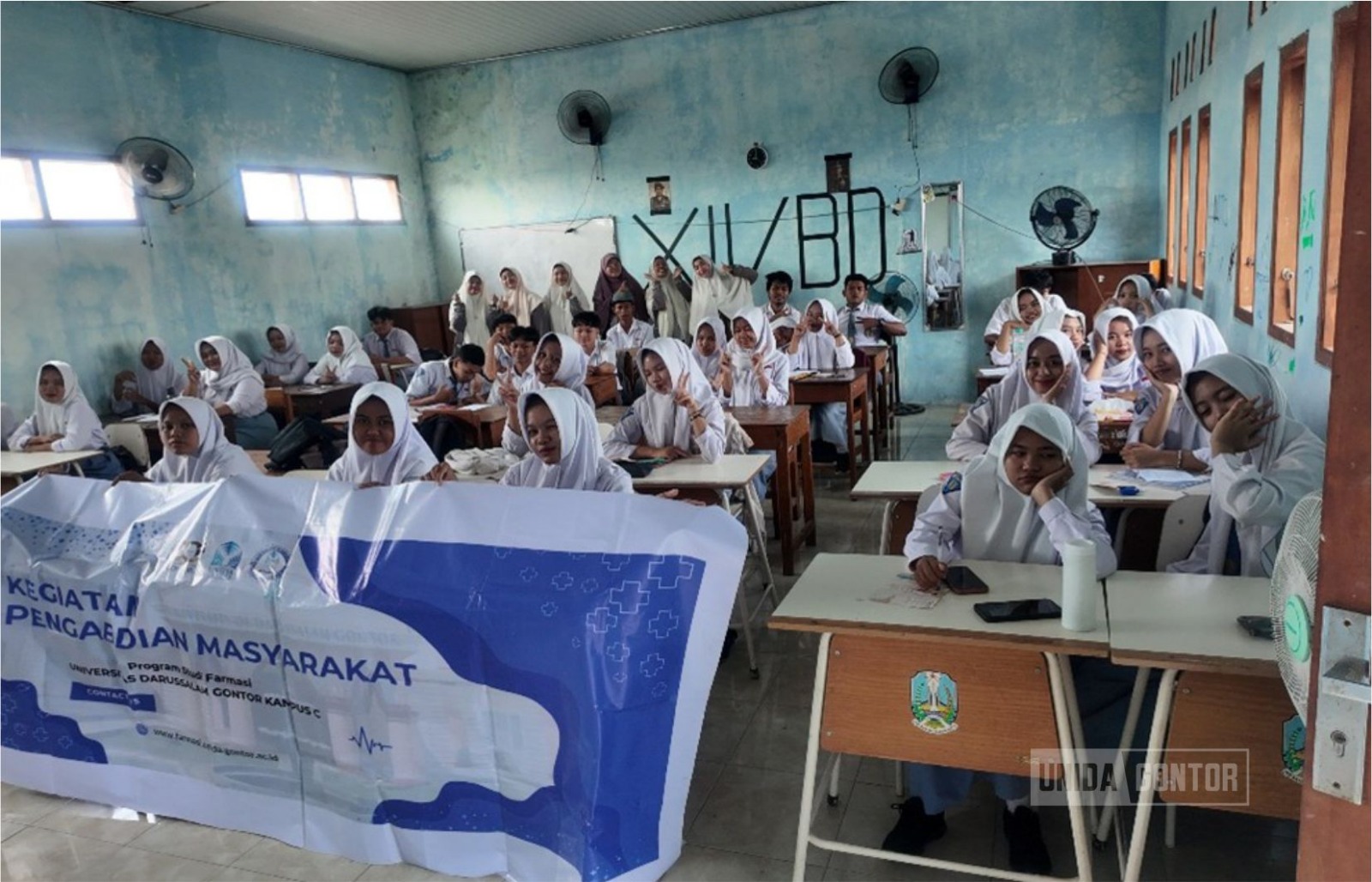 Mahasiswi Farmasi UNIDA Gontor menyampaikan edukasi Infeksi Saluran Kemih kepada siswa SMK.